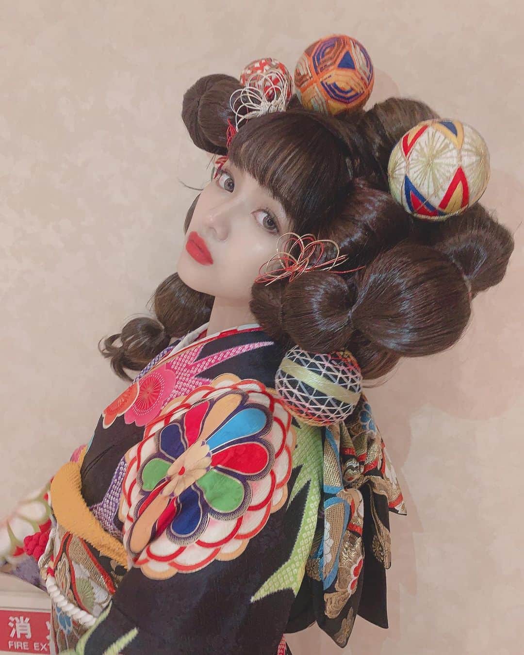 徳本夏恵（なちょす）さんのインスタグラム写真 - (徳本夏恵（なちょす）Instagram)「﻿ ﻿ ﻿ ﻿ ﻿ 個性的って魅力的？？？🏮🧧🏮﻿ ﻿ ﻿ ﻿ ﻿ #振袖#ヘアー#ヘアーショー#髪型#りある髪六個分は頭のやつつけた#素敵だた」9月16日 21時07分 - nachos_kimono