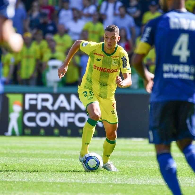 アンドレイ・ジロットのインスタグラム：「Grande victoire de l'équipe hier, heureux de faire partie de ce groupe ... Gloire à Dieu pour un autre jour béni! Grande vitória da equipe ontem, feliz em fazer parte desse grupo... Glória a Deus por mais um dia abençoado! Allez Nantes ➕3️⃣🔰🙏🏼💚💛 #fcnantes #adidasfootball」
