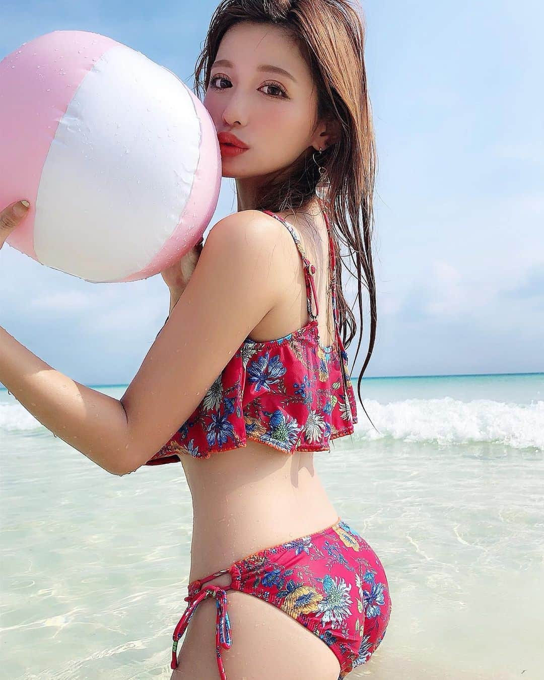 のインスタグラム：「. . 宮古島 伊良部島 に来てます💓 ( 超珍しくタイムリー更新🤳ww ) . . #渡口の浜 海水浴場でこんなに綺麗な海は初めて！ 過いち！😎🌴🌺🐳💕🍍🌈 . 真っ白の気持ち良い砂でひたすらに遠浅🏊‍♂️🏊‍♀️🏊‍♂️ やから、🐟はおらんかったけど😭🥺♥️ . . ホテルとか、回った場所とかは、また後日UPします❤︎ . . #沖縄 #宮古島 #伊良部島 #沖縄旅行 #宮古島旅行 #旅行 #女子旅 #タビジョ #沖縄グルメ #宮古島グルメ #海 #水着 #全日空 #ANA #メイク #カラコン #マツエク #Nexter #ネクスター #Nextercreatist #TOKYOcreatist #伊藤実祐 #いとうみゆ #みゆちゃい . . 盛ることを諦めたので、振り返り。🙃👙← .」