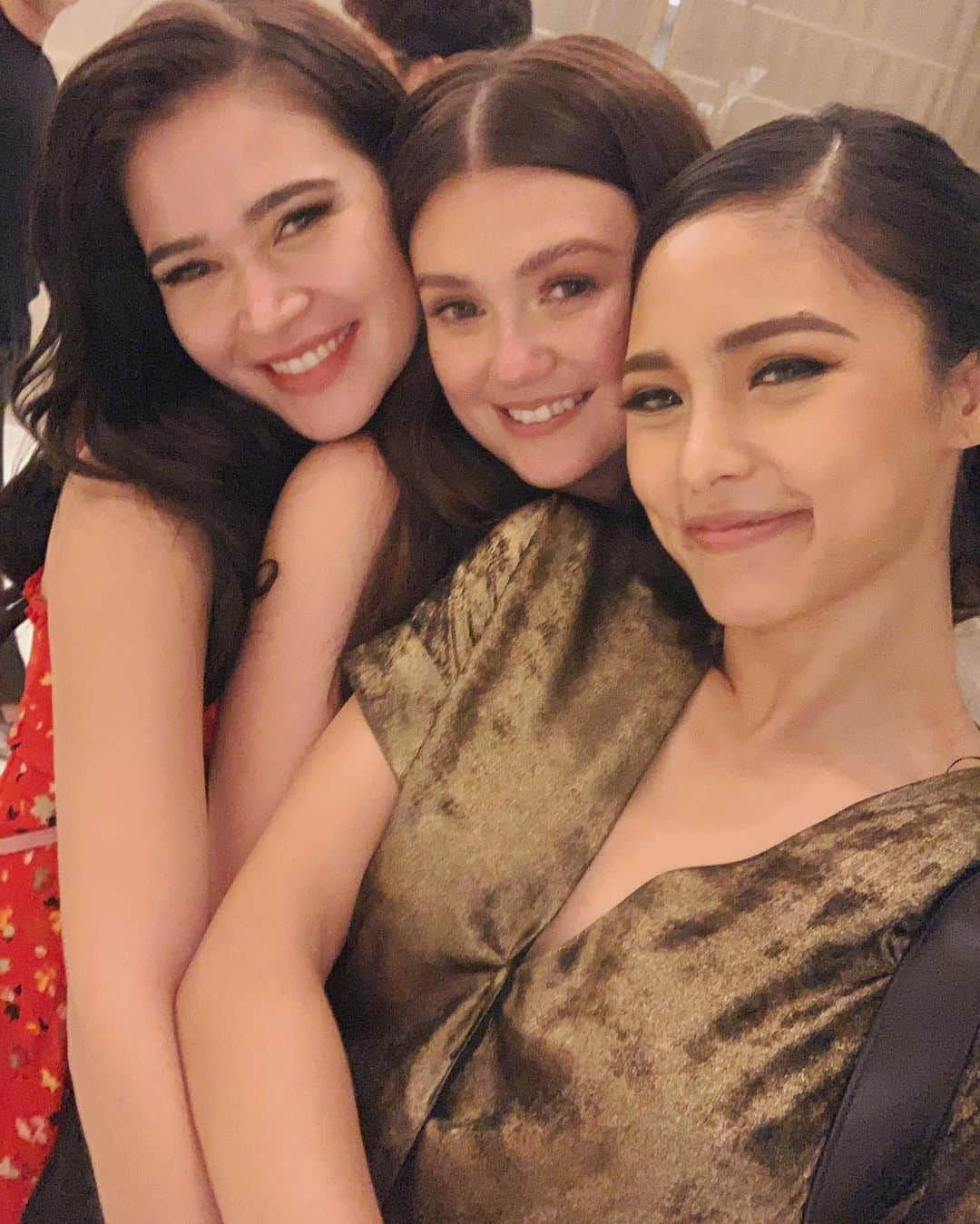 Kim Chiuさんのインスタグラム写真 - (Kim ChiuInstagram)「taurean sistah from anothah fathah @bela !!!👯‍♀️😝 haha thought we won’t see @iamangelicap good thing we saw each other before the night ended! hihi miss you momsie!!! 💗💗💗 #angbeki #momsssie #abscbnball2019」9月16日 21時10分 - chinitaprincess