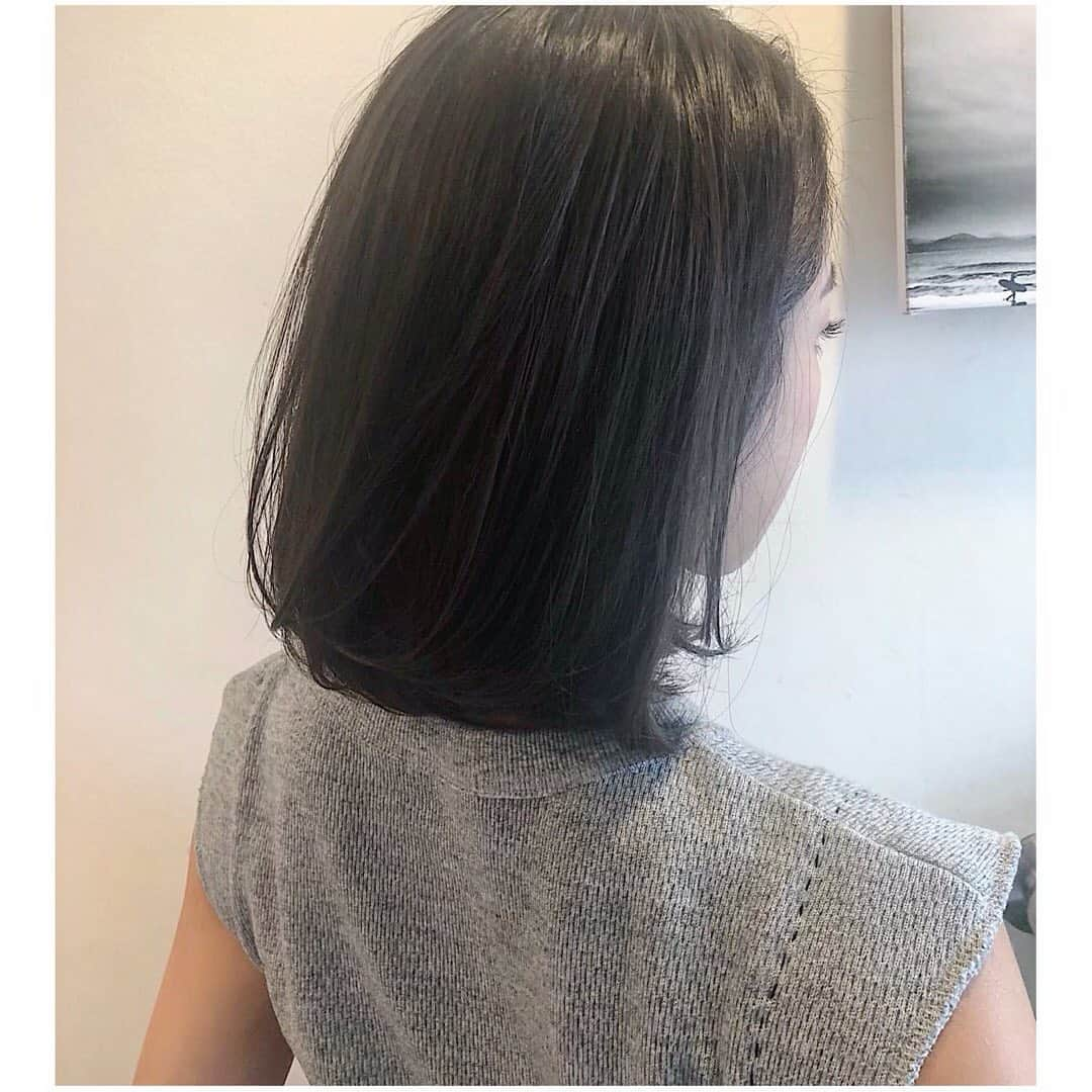 a_k_i_n_aのインスタグラム：「《hair colorとおすすめシャンプー》﻿ 今回も大好きなグレージュに染めて頂きました☺️﻿ ﻿ トリートメントは、超音波アイロンによる﻿ 超音波振動でトリートメントの浸透を促進させ﻿ トリートメントの持ちを向上、髪の潤いを﻿ upさせるものでした😌﻿ ﻿ いつも丁寧な施術ありがとうございます☺️﻿ 前もストーリーにチラッと載せたけど﻿ 須藤さん @sutokenichi  にお願いするようになってから﻿ 無理をしすぎていた数年前の私の髪とは﻿ 見違えるように変わりました😌﻿ 写真3枚目:どちらも施術直後ですが﻿ 現在の髪は内からしっとりと潤っている感じ﻿ がします😍﻿ 若い頃であれば多少髪が傷んでても﻿ それに見劣りしないくらいの 生き生きとした輝きが自ずと出てくるのだけど﻿ 年齢を追うごとに艶のない元気のなくなった髪は﻿ 自分の印象や、肌のイメージまでも変えてしまうなと 実感しています...😢﻿ 女性は髪が綺麗だと３割増しで美人に見えると﻿ 言われていますもんね☺️ ﻿ 今年で33歳になるので﻿ スキンケア、そしてヘアケアにも力を﻿ 注いでいきたいな〜と思ってますよ〜😆﻿ ﻿ ﻿ そしてそして﻿ そんな私の髪を救ってくれ須藤さんに﻿ 教えて頂いたシャンプー﻿ ﻿ これが凄いのなんのって..🥺💓﻿ まだ知名度がなく生産数も多くないので﻿ これは売り切れ必至の商品ではないかな...﻿ （ちょっと不安🤣）﻿ ﻿ ﻿ “NOTTO シャンプーが凄い理由”﻿ ﻿ まず“NOTTO”は﻿ 「なくす」をコンセプトにつくられた﻿ シャンプーなんです。﻿ つまり“NOTTO以外に何もいらない”ということ💡﻿ ﻿ NOTTOシャンプーの効果を簡単にまとめてみたので 写真3枚目を参照お願いします🌸  本当に凄いんです、、♡ ﻿ これらの効果を生み出しているのは﻿ そう...言わずとも知れた﻿ UFB（ウルトラファインバブル）💡💡﻿ ﻿ 日本発の最先端泡技術で医療や食品、﻿ 農業分野など今後様々な業界での活躍が﻿ 期待されているんです﻿ ﻿ 《ウルトラファインバブルってなに？》﻿ 直訳すると﻿ Ultra（極度の）﻿ Fine（細かい）﻿ Bubble（泡）﻿ ﻿ 微細な泡はよごれに吸着する性質があり、﻿ 汚れをはがし浮上させます。﻿ さらに細い1000分の1ミリ以下の﻿ ウルトラファインバブルの泡になると、﻿ 汚れに触れると弾けその衝撃で汚れを分解する﻿ ため、より強力に汚れを落としてくれるのです。﻿ よって強い洗浄作用のある成分を配合しなくとも﻿ 汚れを分解してくれるので頭皮への刺激を﻿ 抑えながら汚れはすっきり、それどころか﻿ 普通のシャンプーの3〜7倍の洗浄力が﻿ あるとされています。﻿ そして界面活性剤残留は約４倍少ない。﻿ ﻿ 炭酸と聞くとシュワシュワ〜なイメージなのですが﻿ UFBのような微細な泡は水にしっかりと﻿ 溶け込んでいるためいわゆる炭酸のような﻿ シュワシュワ感はなく見た目にもわかりません☺️﻿ ﻿ しっかりと溶け込んだ高濃度の炭酸の効果により﻿ 余計な汚れを落とし血行が促進されることで﻿ 頭皮環境が整い育毛促進の効果があるとされています☺️﻿ ﻿ 産後からあらゆるシャンプーを拒絶し続けた﻿ 私の超敏感な頭皮にも優しくアプローチ﻿ してくれるシャンプーでした。﻿ 頭皮の痒みはもちろん背中がムズムズ痒いな〜﻿ なんて時がちょこちょこあったのですが﻿ それも改善しつつあります💪﻿ あと普段乾かすのに6-7分はかかっていたのですが﻿ このシャンプーにしてから3-4分程で﻿ ドライヤー終了☺️﻿ 熱を与える時間が短いので髪へのダメージも﻿ 少なくてすみます💡﻿ ただトリートメントいらずという事ですが﻿ 髪の傷み具合によっては必要な場合も💡﻿ 何回かトリートメントしないで終わりにして﻿ みたのですがきしみやすい私の髪には﻿ やっぱりトリートメント必須😂﻿ あとこのシャンプーの使用感として﻿ シャンプーに触れた手や背中が流しても流しても﻿ 永遠にヌルヌルするのですが﻿ これはシャンプーに含まれるナノ化された﻿ ミネラルが髪の毛や肌についてぬるぬるしている﻿ 状態なので、泡が残らないように流せばそれで﻿ OKらしいです😌﻿ （ちなみにミネラルは、細胞や皮膚、髪の毛の﻿ 栄養分という解釈で大丈夫かな🌸）﻿ ﻿ 私みたいに頭皮で悩んでる方って口に﻿ 出さないだけで結構いらっしゃると思うんです﻿ そんな頭皮で悩める方達にとって﻿ このシャンプーは本当に画期的というか希望というか、、私も藁にもすがる思いでした🥺﻿ 皆さんに合うとは限りませんが気になる方は﻿ 是非チェックしてみて下さいね☺️﻿ ﻿ 私の楽天ROOMにも載せてます🌸﻿ ﻿ ﻿ この泡技術が活かされた田中貴金属のシャワーヘッドも気になっているところ..♡﻿ ドライヤーも新調したいしリファのヘッドスパも...﻿ とにかく最近はヘアケア系に目がないです🤤  #ヘアケア#シャンプー#NOTTOシャンプー#NOTTO#頭皮改善#美髪#ヘアカラー#グレージュ#綺麗な髪は頭皮から」