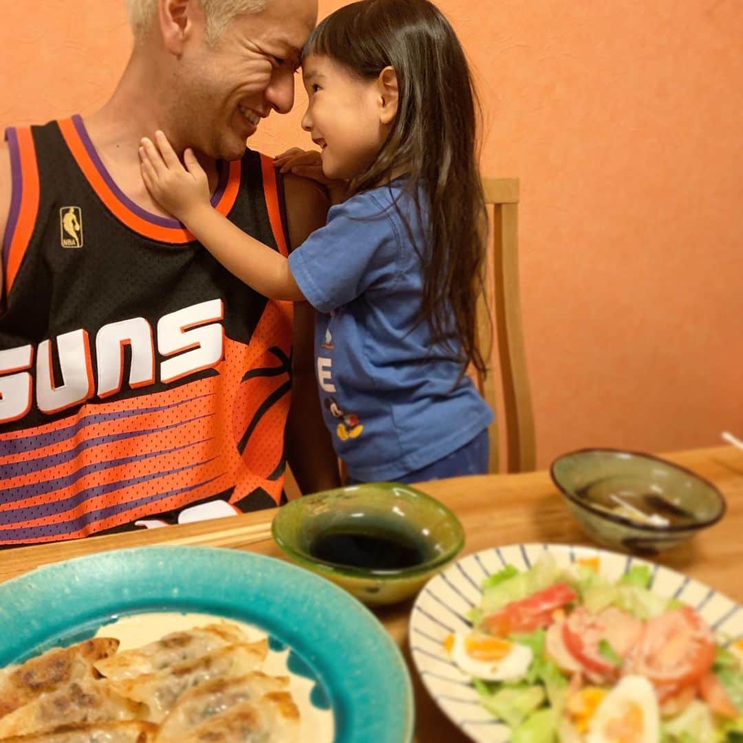 のインスタグラム：「お父さん4日ぶりに帰ってきましたぁ☺️💓カップル感❤️ 今日作った餃子も🥟美味しいと食べてくれましたっ😊 . 久しぶりのお父さんとの時間を思う存分楽しんでる娘でした😌 #お家ご飯 #うつわ #親子 #父と娘 #女の子 #日夕佳  #日夕佳ムービー #やちむん #日夕佳とお父さん」