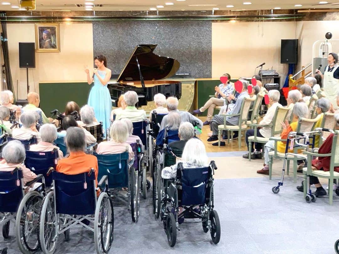 森本麻衣さんのインスタグラム写真 - (森本麻衣Instagram)「👨‍🦳敬老の日コンサート👩‍🦳🎵 . 都内の施設にて、敬老の日コンサートをさせて頂きました❣️ . 音楽をお好きな方が多く、 真剣に聴いて下さいました🥰 本当にありがとうございました✨ . . . . #maimorimoto#piano#pianist#elderly#thanks#day#tokyo#japan#concert#🎹 #森本麻衣#ピアノ#ピアニスト#敬老の日#コンサート#ピアノコンサート#東京#ドレス#🎵#dress#👗#感謝」9月16日 21時15分 - _maipiano_