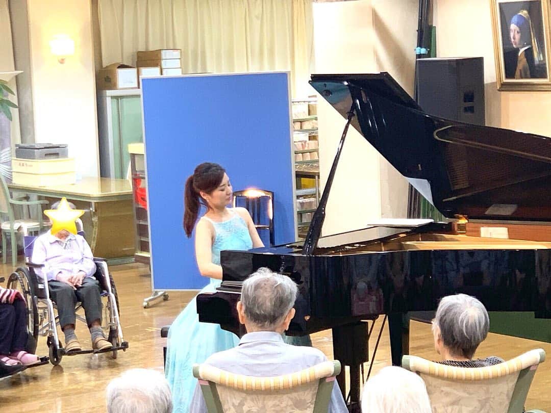 森本麻衣のインスタグラム：「👨‍🦳敬老の日コンサート👩‍🦳🎵 . 都内の施設にて、敬老の日コンサートをさせて頂きました❣️ . 音楽をお好きな方が多く、 真剣に聴いて下さいました🥰 本当にありがとうございました✨ . . . . #maimorimoto#piano#pianist#elderly#thanks#day#tokyo#japan#concert#🎹 #森本麻衣#ピアノ#ピアニスト#敬老の日#コンサート#ピアノコンサート#東京#ドレス#🎵#dress#👗#感謝」