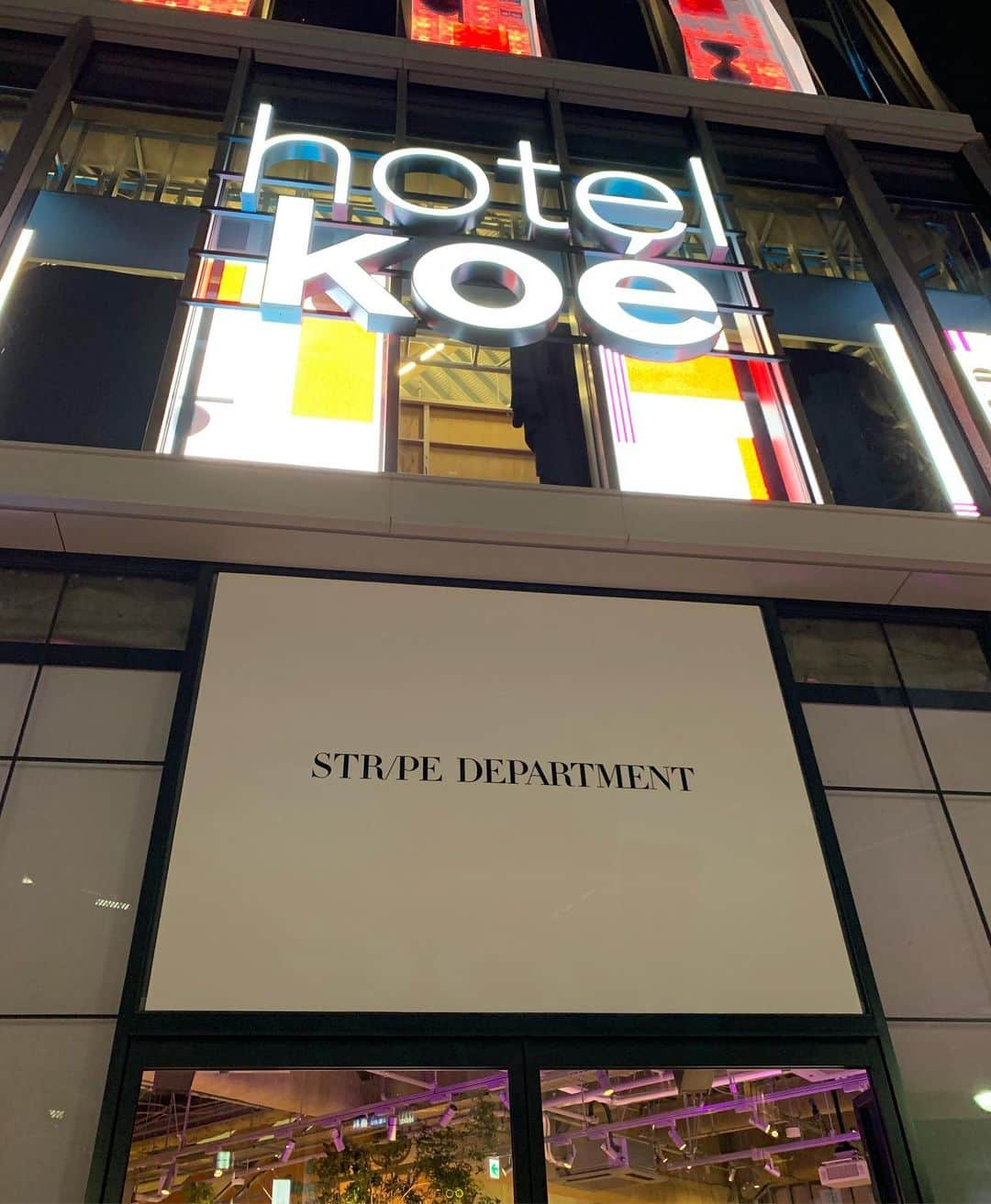 Mai Yamadaさんのインスタグラム写真 - (Mai YamadaInstagram)「9/13-15の3日間、hotel koé tokyoで開催されたSTRIPE DEPARTMENT『update your 24hours』 ファッション、ビューティー、ウェルネス、リビングのトークショー&ワークショップが3日間でなんと24本も開催されました！ その他にも#フィリップリム や#セルジオロッシ をはじめとする沢山のポップアップストアが展開。 まさにSTRIPE DEPARTMENTのECストアがリアルに飛び出してきたようなオシャレ空間でした。 . 私がMCを担当させて頂いた3日目は、 💎#松田未来 さんによる #Johnmastersorganics ヘアスタイリングショー 💎#uka 代表 #渡邉季穂 さんによるネイルカラーの見つけ方やお手入れのコツ 💎スタイリスト #大草直子 さんによる旅服についてのトークショー 💎AKIKO OGAWAデザイナー #小川彰子 さんによるグローバル時代の新しい生き方についてのトークショー 💎KEITA MURAYAMAデザイナー #丸山敬太 さん、ファッション・クリエイティブ・ディレクター #軍地彩弓 さんのトークショー 💎#松田美由紀 さんによるシャンソンライブ と盛りだくさんで贅沢な内容でお届けしました。 . 残念ながら来れなかったという方もSTRIPE DEPARTMENTのECサイトで大人なお買い物を楽しむことができますので、ぜひチェックしてみてくださいね😊 トークショー続きで私もほぼお買い物できなかったので、ECサイトチェックします！ 大草さんオススメのLAVIDの眼鏡がほしい… . #stripedepartment #updateyour24hours #ストデパ #fashion#beauty#wellness#living#realstore#event#talkshow#business women#careerwoman#ファッション#ビューティー#ウェルネス#リビング#ストライプデパートメント #MC#山田真以」9月16日 21時16分 - yamadamai_719