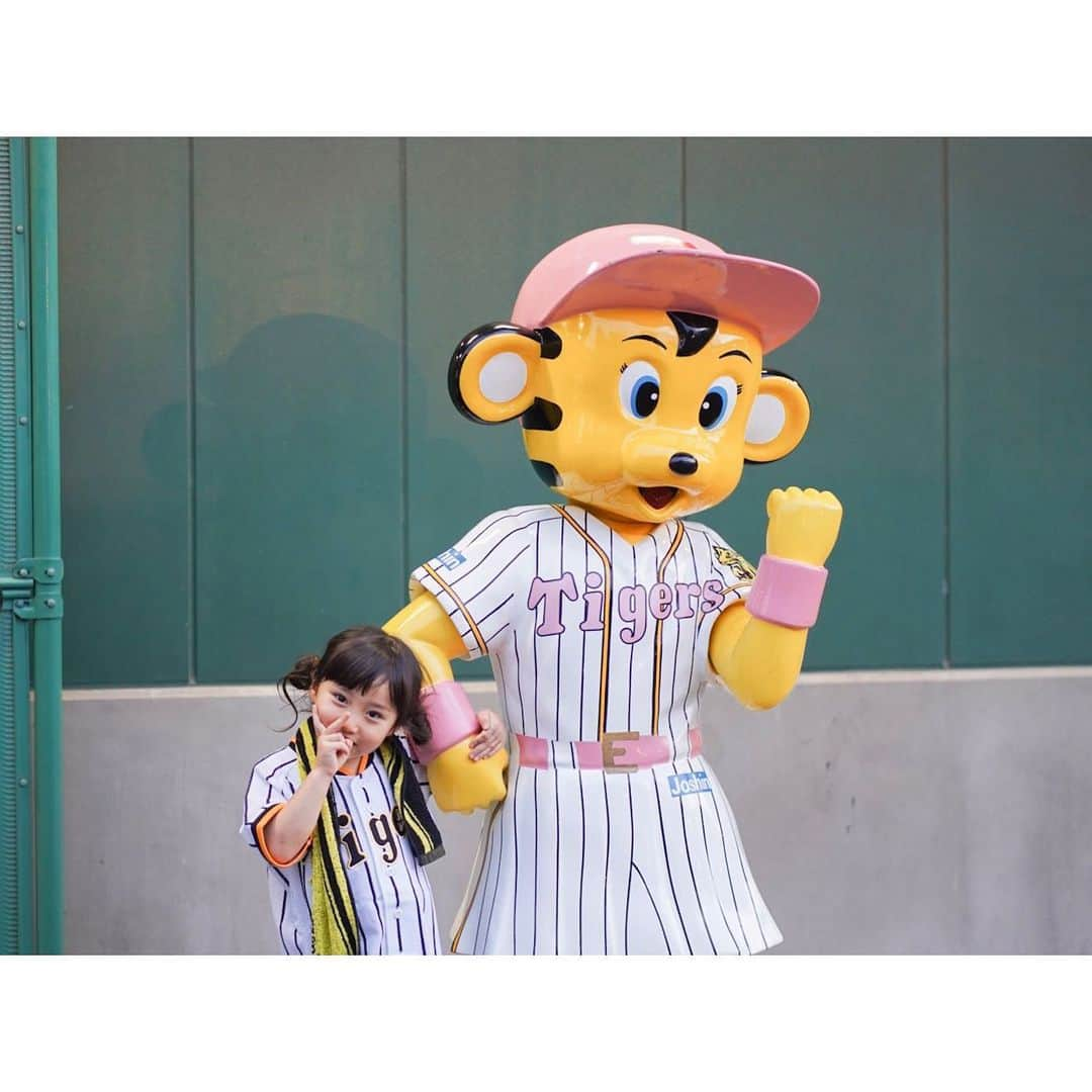 Kyooonさんのインスタグラム写真 - (KyooonInstagram)「お友達親子と野球観戦🐯⚾️﻿ みんなでユニフォームと @fuentegram のバッグも揃えて🎒♡﻿ ﻿ ﻿ 長女は初の球場！﻿ ルールはよく分からなくとも雰囲気が楽しかったようで帰り道も応援歌を歌ってた🎶﻿ 子どもってほんと記憶力良いなぁ💡﻿ お友達ママが阪神の大ファンだからお友達はお歌もすごい覚えてて頼もしい🥳﻿ 思いのほか子連れの方も多かった✨﻿ ﻿ ﻿ ﻿ 私も久しぶりの甲子園楽しかった〜⚾️﻿ 昔はプロ野球や高校野球も観に行ってたし﻿ 学生の頃、夏休みに短期バイトしたことも！！あの頃はガッツあったなぁ。。。😂﻿ #阪神タイガース#トラっ娘#トラっ娘ショルダー#トラっ娘リュック#野球見るなら全身タイガース#PR#甲子園球場﻿ ﻿」9月16日 21時18分 - fancykyon