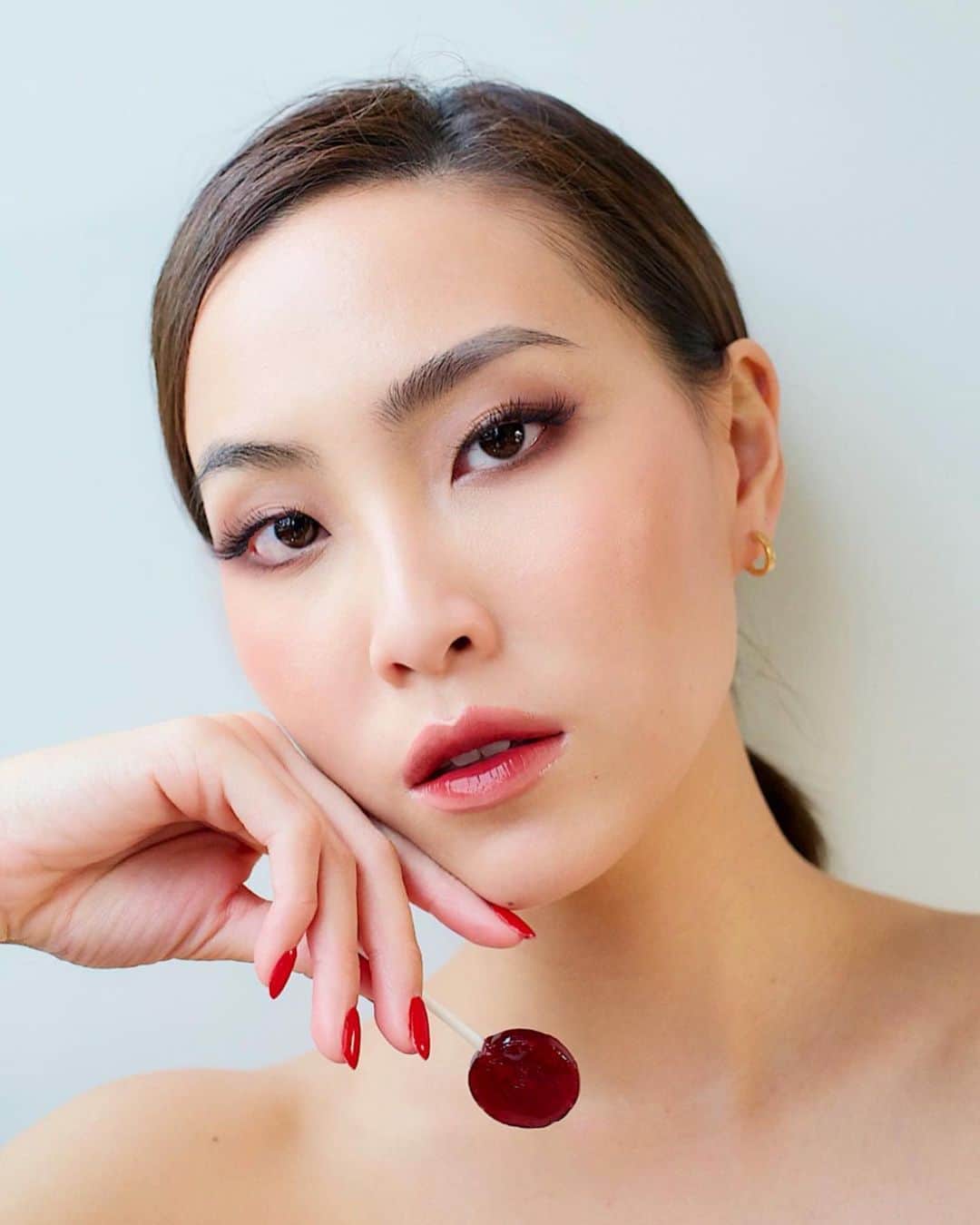 ソニアのインスタグラム：「100% OBSESSED with the high shine, smooth finish of the new #BurberryKisses Lip Lacquer! I’ve layered Nude and Oxblood to create this wearable, ombré look that you can try too.  Discover your shade at @shilladutyfreesg! @burberrybeauty #ad」