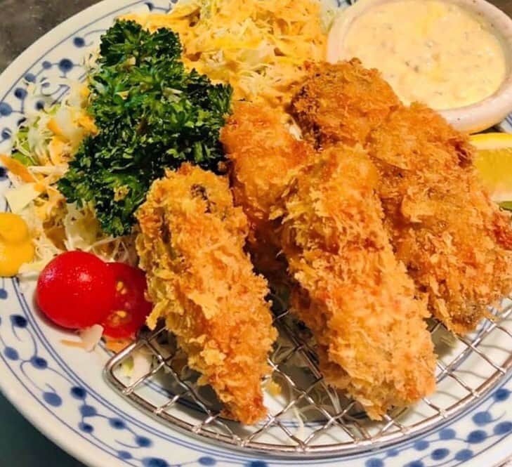 のインスタグラム：「秋です！牡蠣です！美味いです！ またタルタルソースが良いのです！ 皆さまの胃袋に入るためしっかりと丁寧に準備しております。 カキフライ5個￥680(税抜) 好評販売中です！ #カキフライ#かき#牡蠣#魚金#UOKIN#新橋#五反田#渋谷#新宿#池袋#秋葉原#神田#浜松町#田町#目黒#恵比寿#高田馬場#吉祥寺#神楽坂#飯田橋#市ヶ谷#神保町#六本木#赤坂見附#京橋#銀座#有楽町#横浜」
