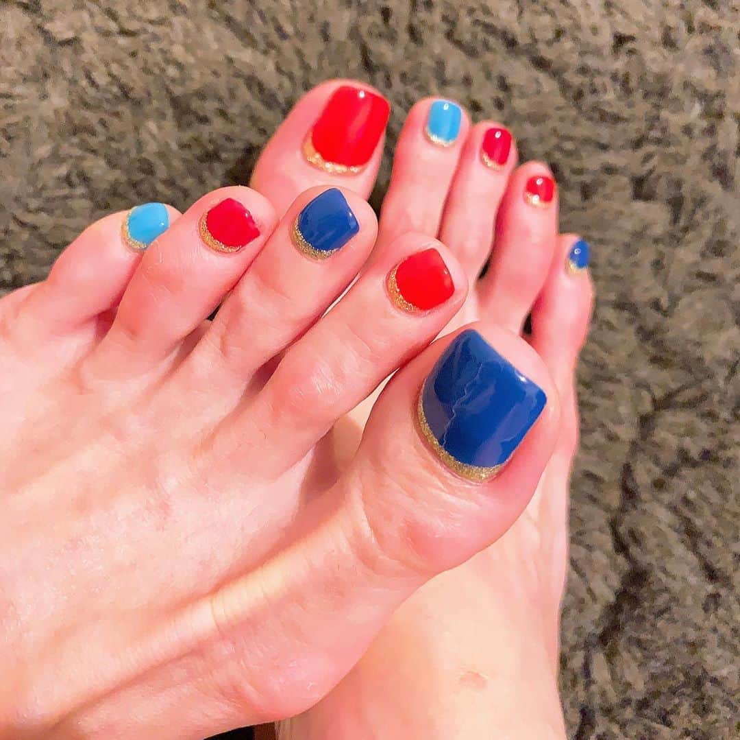 のインスタグラム：「フットネイル  秋冬用にしたら オリエンタルな雰囲気になった  サンダルの季節は終わるけど フットネイルやめられない  #フットネイル #秋冬フットネイル」
