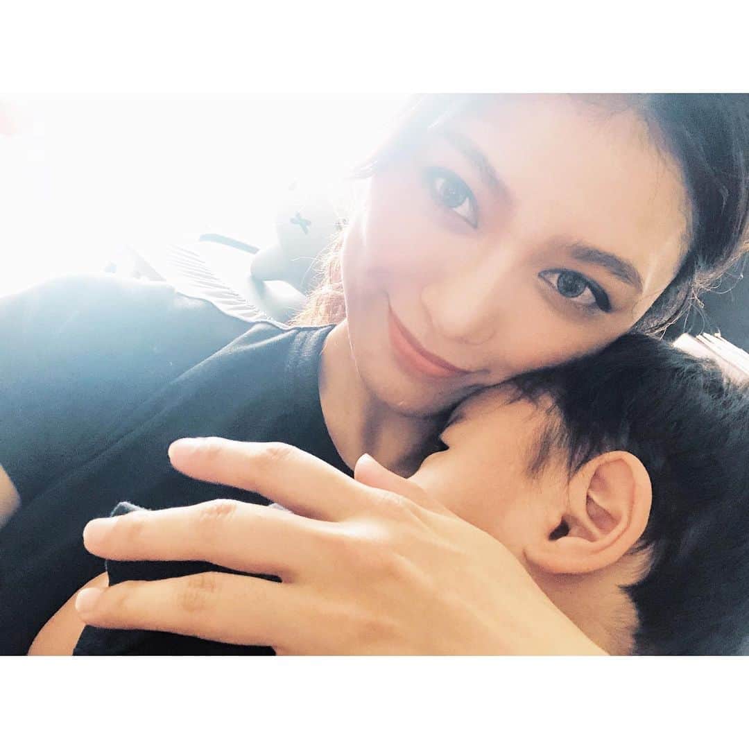 金城優華のインスタグラム：「【いやいや期﻿】 ﻿ チビ助はだいぶ手のかからない子らしいけど﻿ 注意する事めちゃめちゃ増えました…﻿ ﻿ 注意すると﻿ 泣きながら抱きついてきて﻿ 「悲しい……マミー。チビ助悲しい…」﻿ と甘えてくる姿に笑いそうになる母です。笑﻿ ﻿ ﻿ いやいや﻿ 誤魔化せれんぞ!!﻿ ﻿ #親子知恵較べ﻿ ﻿ ただ「ダメ!!」﻿ だけで注意すると怒って反発するけど﻿ ﻿ 「大事なチビ助が怪我したり﻿ 誰かをケガさせちゃったら悲しいから注意するんだよ。」﻿ ﻿ とか﻿ ﻿ 「物が壊れたことよりも﻿ チビ助が聞こえないフリした事がとても悲しくて﻿ お話ししてるんだよ。」﻿ ﻿ とか﻿ ﻿ 『なんで』を説明すると﻿ ﻿ 反発が少し和らいで﻿ ﻿ 「ごめんね」﻿ ﻿ までが驚くほどスムーズ！﻿ ﻿ 自分が小さい頃﻿ 「なんで注意されるか意味わからない!!」﻿ って怒ったら﻿ 「りくちゃー(理屈ばかりいう人)」﻿ って言われてたの思い出した。﻿ ﻿ ﻿ ﻿ ﻿ ﻿ ﻿ #金城優華﻿ #子育て﻿ #いやいや期﻿ #怒る事多いけど﻿ #甘えてくるギャップが更に愛おしい」