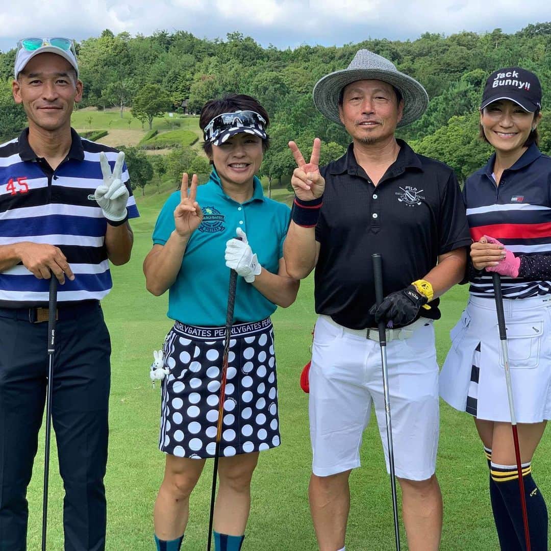 森上亜希子さんのインスタグラム写真 - (森上亜希子Instagram)「今日は福井コーチの快気祝いコンペに参加させて頂きました！ まだ、治療中だけどコーチ元気になって下さいね！コンペ！笑  久しぶりに会った全日本ミックスダブルスで優勝したマイパートナー貴弘。 はい、この方1オーバーでフィニッシュ。何なら前半1アンダー。プロかっ！！笑  ホントに楽しいコンペでした！  1枚目右に行ったと思いきや大丈夫でした💦 声がうるさくてごめんなさい🙏  #ゴルフ #コンペ #最高 #楽しい #感謝 #ゴルフ女子 #マイパートナー #幼馴染 #プロ並み #tennis #tennisplayer」9月16日 21時39分 - akiko_morigami