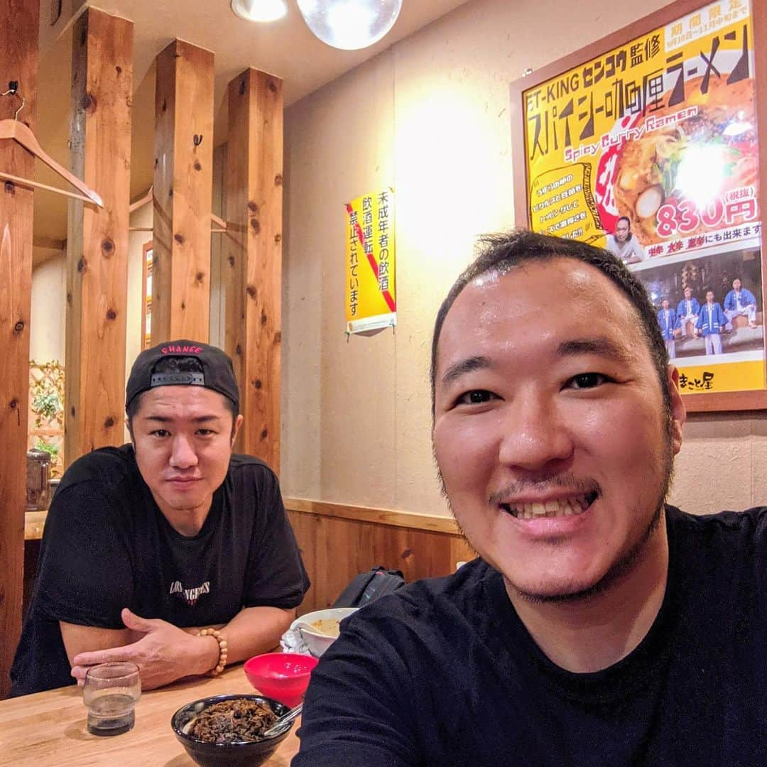 TAKAさんのインスタグラム写真 - (TAKAInstagram)「ET-KINGセンコウ君監修のラーメン食べにまこと屋へKLUTCH君といってきたよー 正直行くまではカレーライスとカレーうどんとカレーパン以外のカレー何ちゃらはあんまり好きちゃうかってんけど、このカレーラーメンは美味い！！ 仲間やからとか抜きでマジで美味しかった！ 是非食ってみて！  #まこと屋  #センコウ  #klutch  #etking」9月16日 21時41分 - takamc29