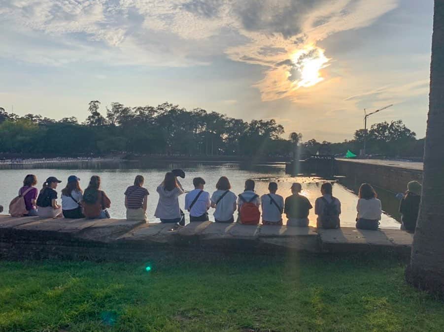 i_am_happpyさんのインスタグラム写真 - (i_am_happpyInstagram)「. . . カンボジア日記🇰🇭 📍アンコールワット 📍タープロム . ずっと行きたかったカンボジアへ😄✨ ワクワクドキドキしながら初めての海外までひとり旅✈️ 現地でボランティアのみんなと合流してからは楽しくて時間過ぎるのがあっというま😊🌈 カンボジアは異国感あったなぁ。1日目は乗ってたバス壊れたり、ご飯食べてたら机も壊れたり、ホテルのシャワーお湯出なかったり🚿カンボジアあるある🤣アンコールワットは実際見るとすごい迫力👀どうやって作られたんだろうって感じ❗️アンコールワットでサンセットを眺めながらみんなと黄昏てた時間は最高☺️✨オークン🙏💕 . アンコールワットなどの遺跡に入るにはチケットが必要なので、チケットの購入を忘れないように😘何箇所か共通の顔写真付きチケットが4千円くらいで買えます🙆‍♀️ . #カンボジア#カンボジア王国#アンコールワット #タプローム#遺跡巡り#カンボジア旅行 #cambodia#ここにitta#itta_zekkei#かなの旅 #ぼらぷら#ボランティア#海外ボランティア」9月16日 21時41分 - i_am_happpy