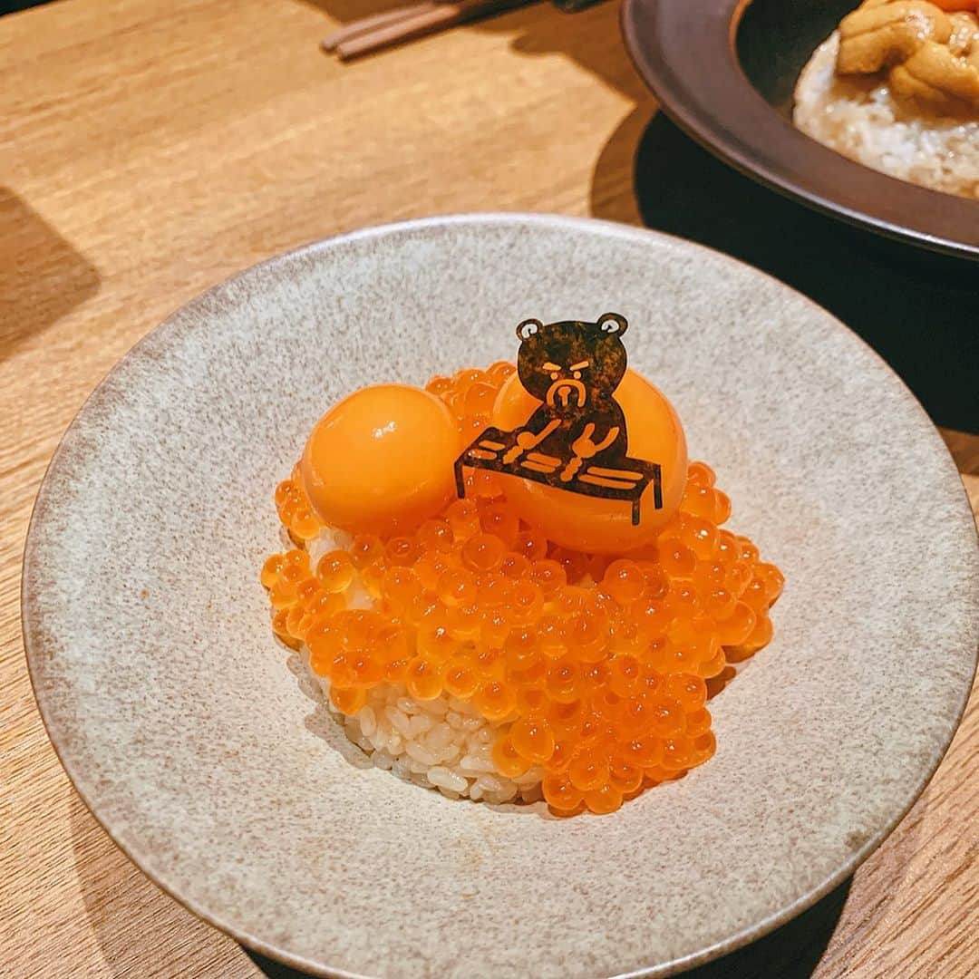 郭圈圈さんのインスタグラム写真 - (郭圈圈Instagram)「這次去京都的必吃名單😋 從還在台灣就很期待！！當初是在Maiko的ig限動上看到這家，就覺得有去京都的話一定要吃😍而且那隻熊熊🐻也太可愛🥰 / 這家在 #祇園 的餐廳就叫 #熊の焼鳥 但主打的是🐔雞料理！ 圖2⃣️就是雞的刺身！簡單來說就是生的雞的各種部位！（連蛋蛋都有！）還有 #雞串燒！真的是各種好吃又超級新鮮！一點都不會覺得噁心👍🏻👍🏻👍🏻 - 還有超可愛的蓋飯 那顆飽滿的蛋黃 戳破它好好玩😂當然也好好吃☺️ - 最後在門口合照 店家還拿出他們的招牌給我們拍 真的是快笑死😂 - 不過它這家是會員制的，是我朋友訂位的，但我剛剛看他們ig，發現非會員也可以預訂唷！只是有時段的限定～有興趣可以研究一下👀 @kumanoyakitori_gion - Thanks to @maikonagase 💞 brought us to this restaurant which I really wanted to go! it was an amazing experience for us! Thanks to your gift 🎁, you’re so sweet 🥰 please come to Taiwan 🇹🇼 again ♥️♥️♥️ . . . . .  #祇園白川#雞刺身#サシミ#kyotofoodie#kyoto#leainkyoto#lea_japan#japanesefood#日本料理#京都必吃#京都旅遊#祇園美食#gion#gionfood#日本旅遊#關西#日料#美食#熊」9月16日 21時48分 - helloiamlea