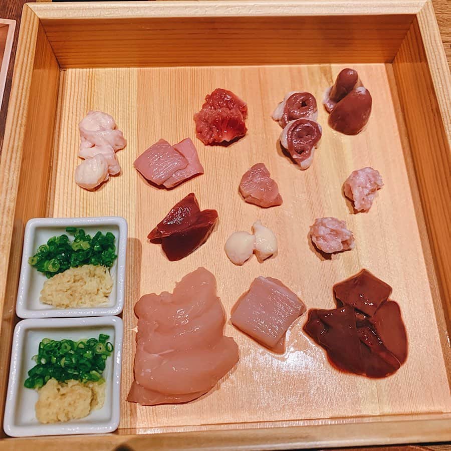郭圈圈さんのインスタグラム写真 - (郭圈圈Instagram)「這次去京都的必吃名單😋 從還在台灣就很期待！！當初是在Maiko的ig限動上看到這家，就覺得有去京都的話一定要吃😍而且那隻熊熊🐻也太可愛🥰 / 這家在 #祇園 的餐廳就叫 #熊の焼鳥 但主打的是🐔雞料理！ 圖2⃣️就是雞的刺身！簡單來說就是生的雞的各種部位！（連蛋蛋都有！）還有 #雞串燒！真的是各種好吃又超級新鮮！一點都不會覺得噁心👍🏻👍🏻👍🏻 - 還有超可愛的蓋飯 那顆飽滿的蛋黃 戳破它好好玩😂當然也好好吃☺️ - 最後在門口合照 店家還拿出他們的招牌給我們拍 真的是快笑死😂 - 不過它這家是會員制的，是我朋友訂位的，但我剛剛看他們ig，發現非會員也可以預訂唷！只是有時段的限定～有興趣可以研究一下👀 @kumanoyakitori_gion - Thanks to @maikonagase 💞 brought us to this restaurant which I really wanted to go! it was an amazing experience for us! Thanks to your gift 🎁, you’re so sweet 🥰 please come to Taiwan 🇹🇼 again ♥️♥️♥️ . . . . .  #祇園白川#雞刺身#サシミ#kyotofoodie#kyoto#leainkyoto#lea_japan#japanesefood#日本料理#京都必吃#京都旅遊#祇園美食#gion#gionfood#日本旅遊#關西#日料#美食#熊」9月16日 21時48分 - helloiamlea