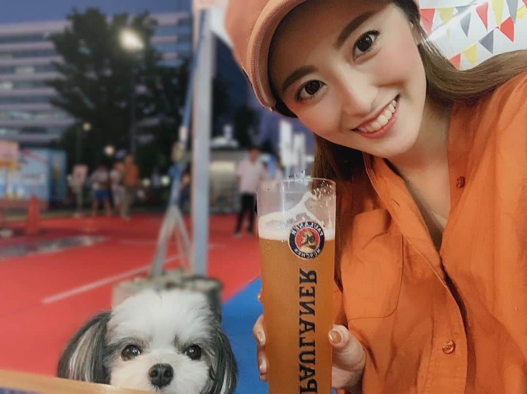 福野来夢のインスタグラム：「3連休最終日はオクトーバーフェストに行ってきたよん🍺 ドイツビールも美味しかったけど私はもうちょい濃い方が好きだなあ。笑 だいすきな生ハムやフライドポテトも山盛り食べれて幸せでした♡♡ ドイツに行きたい🇩🇪笑 . #オクトバーフェスト #2019 #3連休 #最終日 #ドイツビール  #わんちゃんもいっぱいいた #ぺろりんも楽しそうだった #マツエクお休み中 #マスカラ生活  #マツエクないと物足りない」