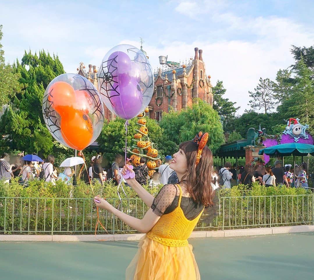 のインスタグラム：「🎈🎈﻿ ﻿ ハロウィンコーデでディズニーランド行った日は﻿ ちょうどハロウィンバージョンの﻿ ミッキー風船が発売日だった💕😍﻿ ﻿ わたしはオレンジ🧡﻿ るなちゃん(@runakumaa)は紫💜﻿ ﻿ ﻿ 風が強くてミッキー風船くるくるしちゃって﻿ なかなか揃って正面向いてくれない…😂💦﻿ 前にウェディングモデルで風船と撮った時にも﻿ 大変だったこと思い出した！（笑）﻿ ﻿ ﻿ #東京ディズニーランド#ミッキー風船#ハロウィンコーデ#ディズニーコーデ#ホーンテッドマンション#ディズニーハロウィン#ミッキーバルーン#Tokyodisneyresort#disneyland#disneyhalloween」
