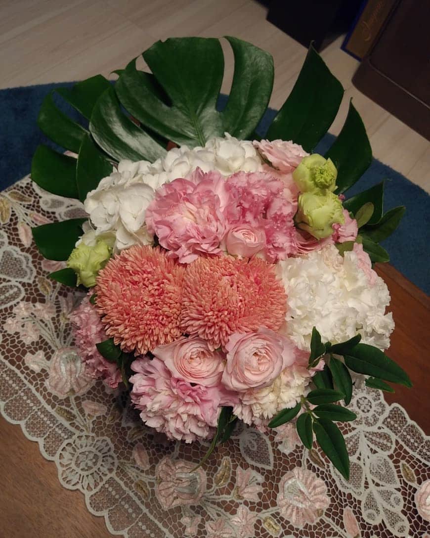 上原りささんのインスタグラム写真 - (上原りさInstagram)「明日が誕生日だということでとても素敵なお花を頂きました😌✨ とても可愛い💐 ありがとうございました✨」9月16日 21時55分 - uehara_risa_official