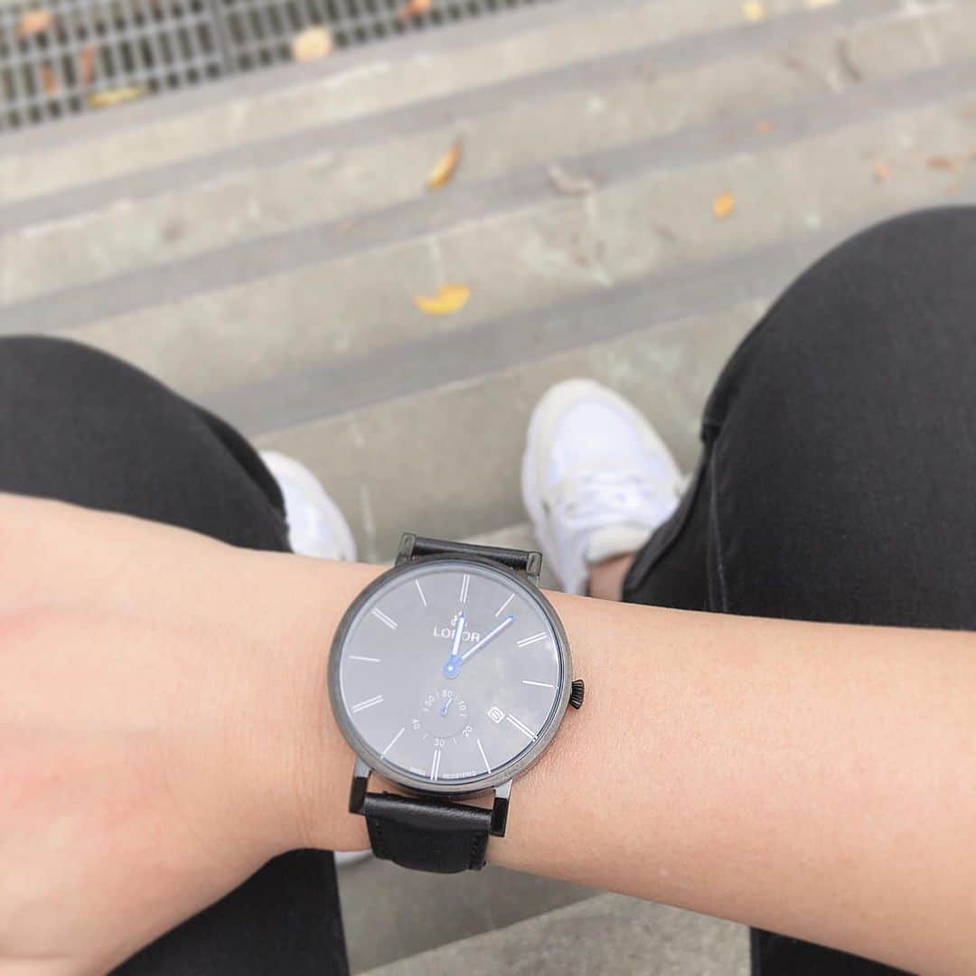 Mameのインスタグラム：「LOBORの腕時計⌚️ メンズライクなデザインがすごくカッコよくてお気に入りです✨ . 公式サイト@loborjapan で利用できる10%offクーポンコード:ma3me829 . #ロバー #時計 #腕時計 #lobor」