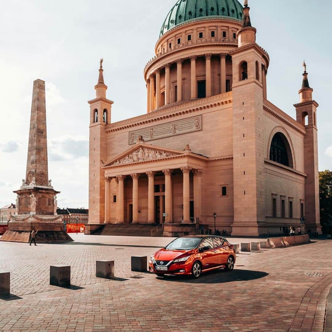 のインスタグラム：「Monumental. #MotivationMonday #NissanLEAF #SimplyAmazing 📷 @jeffonline」