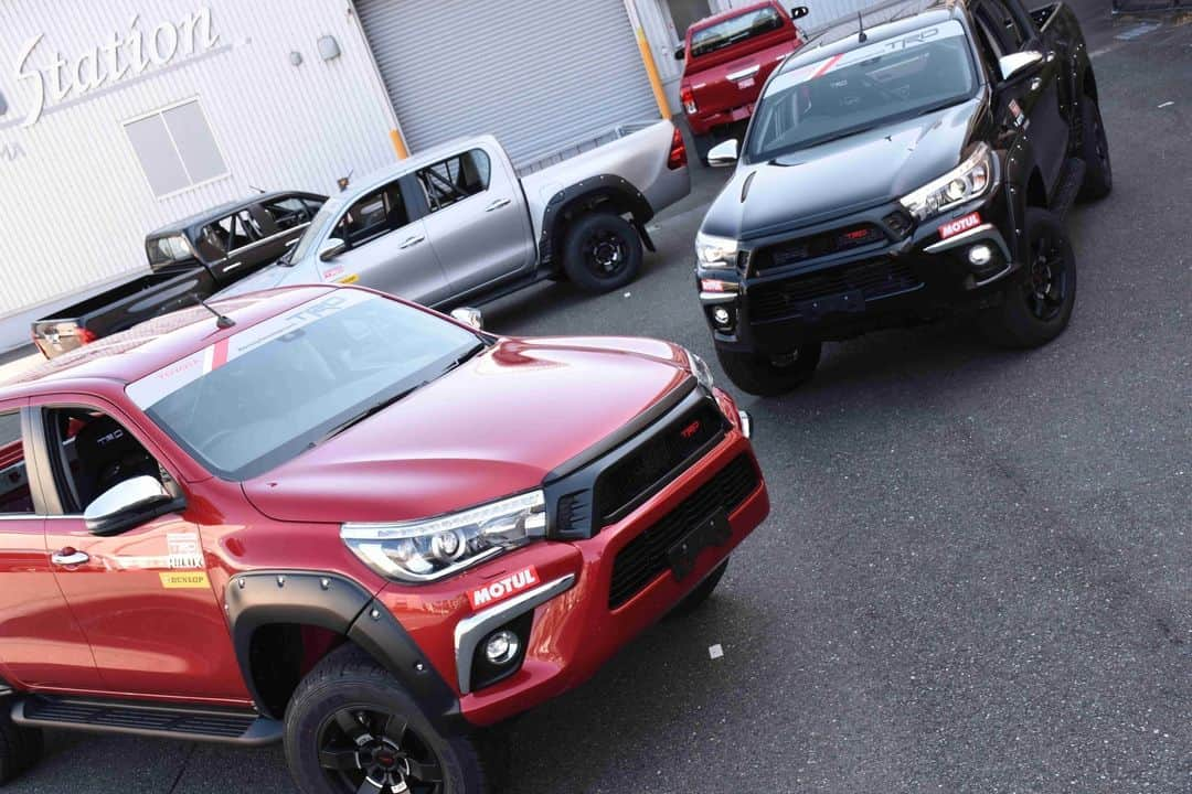 MOTUL Japanさんのインスタグラム写真 - (MOTUL JapanInstagram)「【HILUXにもMOTUL】 キャンプやアウトドアで大活躍のピックアップトラック。バイクのトランスポーターとして活用している方も多いですよね。 . 頑丈なラダーフレーム構造のピックアップトラックはオフロードマシンのベース車両としても重宝されており、様々なラリーなどで活躍しています。 . 写真はラリークロスエキシビションマッチなどでもおなじみTRD HILUX Motor Sports Basic!!! MOTULにはHILUXにおすすめのオイルもあります。 . #MOTUL #MOTULJAPAN #TRDHILUXMSB #HILUXMSB #MOTORSPORTSBASIC #HILUX #TOYOTAHILUX #ハイラックス #GUN125 #8100ECOCLEANPLUS #300V #オフロードトラック #ピックアップトラック #エンジンオイル #ENGINEOIL」9月16日 22時00分 - motuljapan