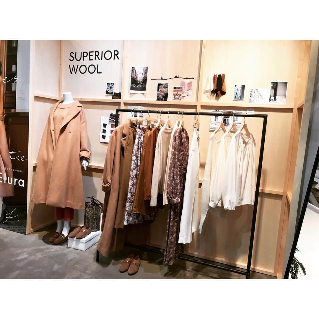のインスタグラム：「☆ 『ELURA(エルーラ)』 アダストリアさんから新しい大人ブランドがデビューとの事で・・・ 先日、お披露目会にお邪魔してきました☺︎ このデザイン性・素材感で！ なんとなんとなお手頃価格なんです！！ 10月1日 .stのウェブサイトから販売スタートのようですよ☺︎ #new #brand #ELURA #elura2019FW #adastria #dotst #エルーラ #アダストリア #ドットエスティ →@elura_official @adastria_official @dotst_official #Japan #Tokyo #fashion #photo #akephoto #akeevent #thankyou #ファッション #ファッションジプシー世代 #大人ブランド #model #satorujapan #akemigondo  #モデル #サトルジャパン #権藤朱実 →@satorujapan_official @akemigondo ☑︎プロフィールのリンクにて、blog更新中！ My blog『ake photo』 →http://ameblo.jp/akemi-gondo/ @hirokoinaba ☺︎thank you♡」