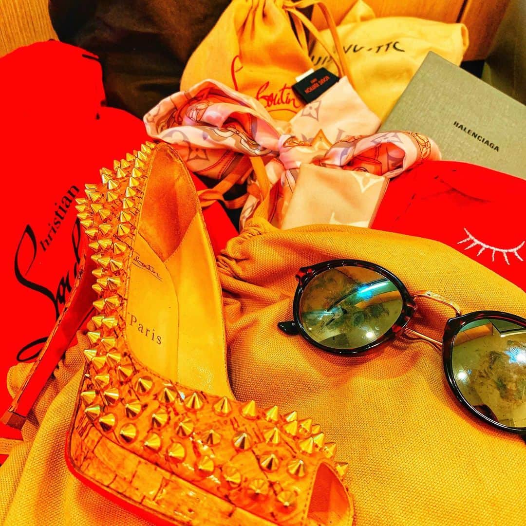 のインスタグラム：「荷造り👜ようやく終わり。 今回適当に詰め込んだから心配やな😿。 ま、どうでもいっか💛❤️ . ブランドの袋こういう時役立つね^_^ . #okinawa #沖縄出身 #girl #荷造りめんどい」