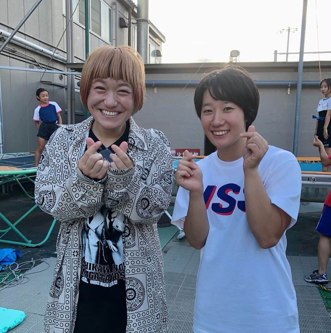 和田美枝のインスタグラム：「以前ラジオでご一緒させて頂いた、飛込競技選手の板橋美波ちゃんの練習を見にJSS宝塚へ🏊🏻‍♀️ プールだけでの練習ではなくて陸トレがとても大事だそうでトランポリンを使っての練習。  宙でこんなに綺麗にとまれるなんて凄すぎる👏  お話で聞くのとまた違って目の前で見れて何度も目が点になるくらいびっくりしたよ😳  本番に向けての日々の練習姿を見れて刺激をもらえた月曜日になりました✨✨✨ #飛込競技選手 #高飛び込み #板橋美波ちゃん #2人で♡ #私はお金数えてる指みたい」