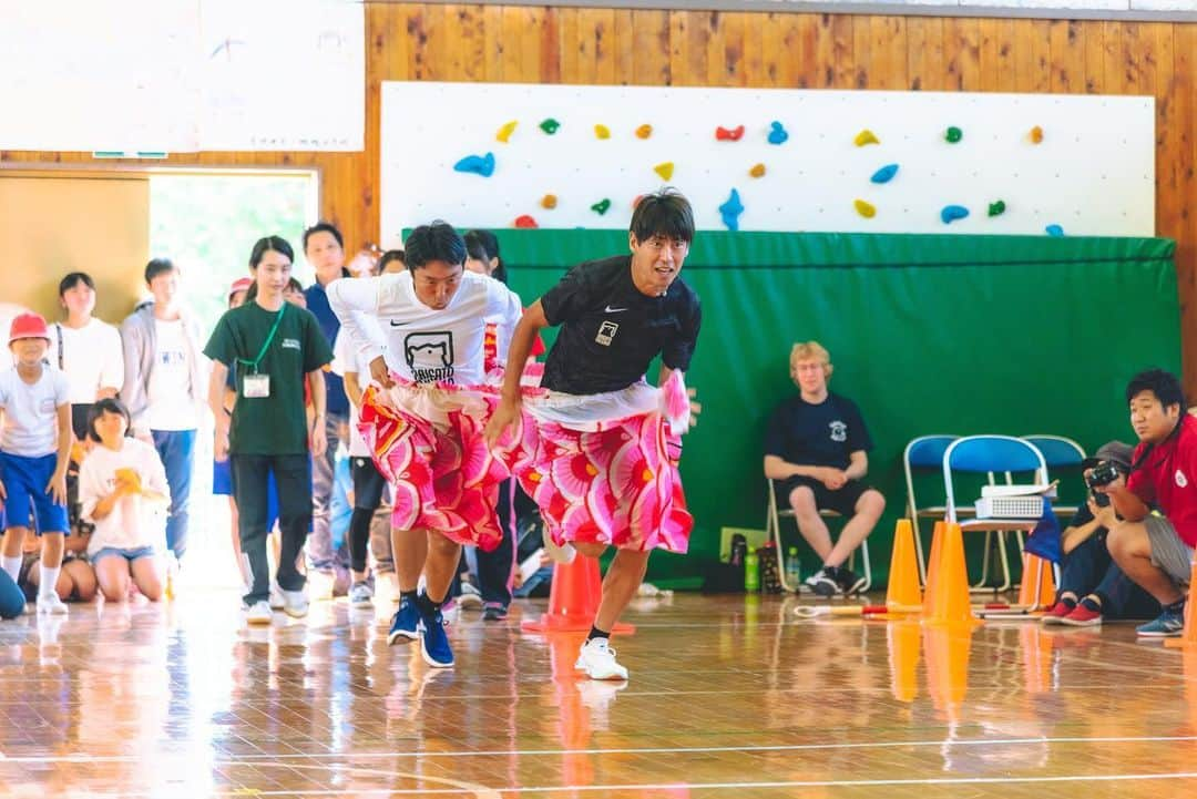 秋本真吾さんのインスタグラム写真 - (秋本真吾Instagram)「今年も地元福島県「大熊町」の運動会にゲストとして招いていただきました。﻿ ﻿ 東日本大震災から子供達の数は年々少なくなっていますが、毎年笑顔で一つになっている「大熊町」が大好きです。﻿ ﻿ 今年は一緒にゲームに参加させてもらい楽しい時間を過ごさせていただきました。﻿ ﻿ 僕にできることを続ける。﻿ 「大熊町」がある限り。﻿ ﻿ ﻿ #福島県﻿ #大熊町﻿ #運動会﻿ #NIKEの愉快な仲間達﻿ #ありがとうございました」9月16日 22時07分 - 405arigato405