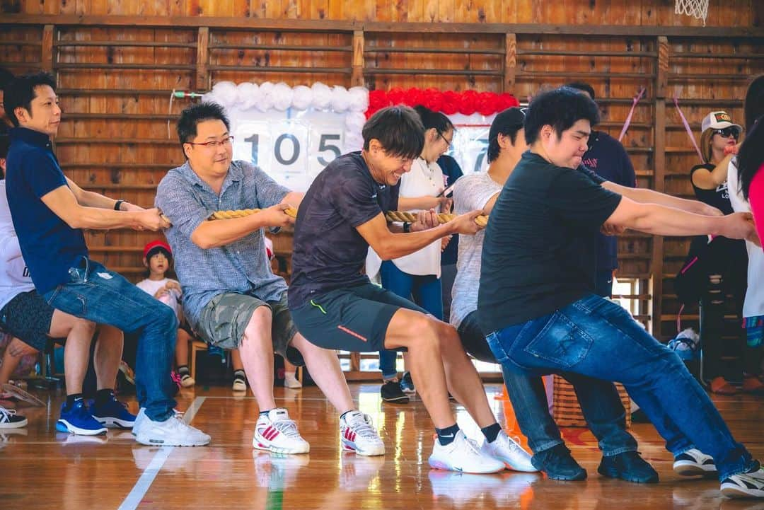 秋本真吾さんのインスタグラム写真 - (秋本真吾Instagram)「今年も地元福島県「大熊町」の運動会にゲストとして招いていただきました。﻿ ﻿ 東日本大震災から子供達の数は年々少なくなっていますが、毎年笑顔で一つになっている「大熊町」が大好きです。﻿ ﻿ 今年は一緒にゲームに参加させてもらい楽しい時間を過ごさせていただきました。﻿ ﻿ 僕にできることを続ける。﻿ 「大熊町」がある限り。﻿ ﻿ ﻿ #福島県﻿ #大熊町﻿ #運動会﻿ #NIKEの愉快な仲間達﻿ #ありがとうございました」9月16日 22時07分 - 405arigato405