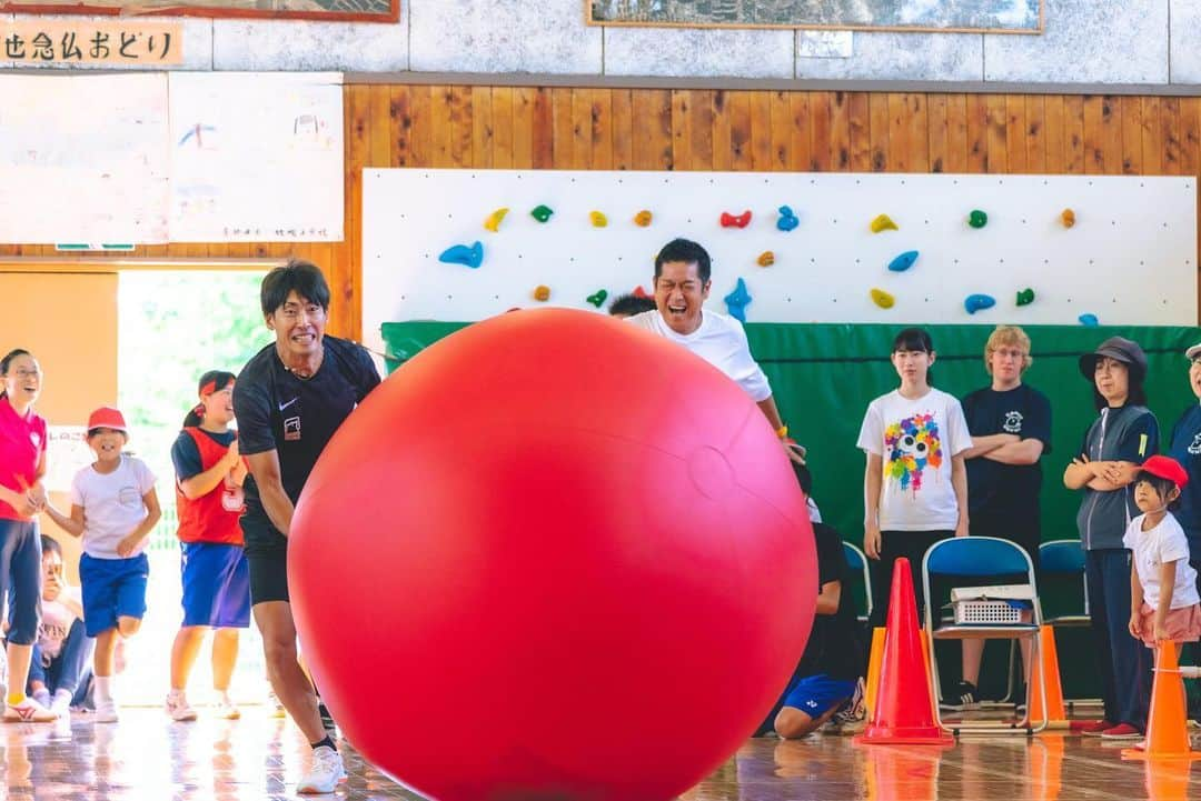 秋本真吾さんのインスタグラム写真 - (秋本真吾Instagram)「今年も地元福島県「大熊町」の運動会にゲストとして招いていただきました。﻿ ﻿ 東日本大震災から子供達の数は年々少なくなっていますが、毎年笑顔で一つになっている「大熊町」が大好きです。﻿ ﻿ 今年は一緒にゲームに参加させてもらい楽しい時間を過ごさせていただきました。﻿ ﻿ 僕にできることを続ける。﻿ 「大熊町」がある限り。﻿ ﻿ ﻿ #福島県﻿ #大熊町﻿ #運動会﻿ #NIKEの愉快な仲間達﻿ #ありがとうございました」9月16日 22時07分 - 405arigato405