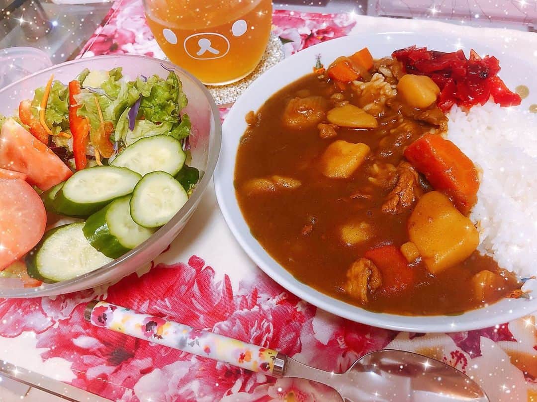 のインスタグラム：「こんばんみ🐰💓久しぶりに #あいりんクッキング 😋カレー🍛にしました✨今回はいつもとちょっと変えてポークカレーにしたので昔ながらのカレーになりました🐷♬ #カレー#カレーライス#ポークカレー#中辛#サラダ#料理#手料理#自炊#クッキング#夜ご飯#晩ご飯#夕食#おうちごはん#自分ご飯#요리#作るの好き#自炊女子#煮込む#寝かせた#食いしん坊#お腹ペコリン部 #cooking#delicious#yummy#followme#instadaily#instalike#pleaselike#pleasefollow」