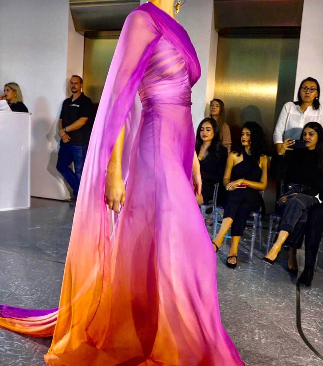 のインスタグラム：「When nature inspires..shades of fuschia. Naeem Khan #ss2020 #fuschia #chiffon #glamour」