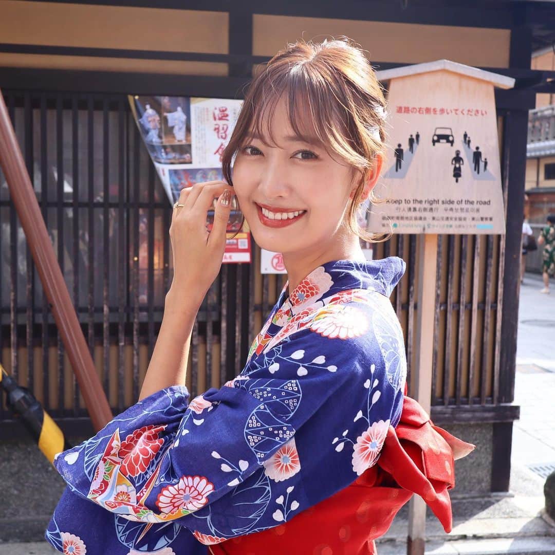 のインスタグラム：「KYOTO👘🇯🇵﻿ ﻿ 日本はいいなぁぁ🍁﻿ ﻿ 美味しくて楽しくて﻿ いい気候ですべてが最高🥺﻿ ﻿ わたし口でっっか😂❤️﻿ ﻿ ﻿ #京都#京都旅行#浴衣#日本#kyoto」