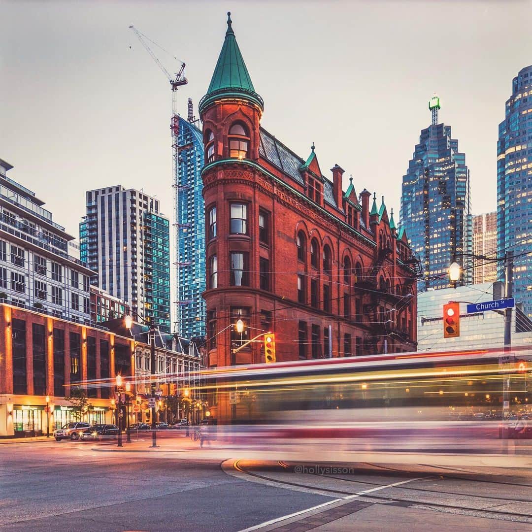 Holly Sissonのインスタグラム：「Doesn’t the weekend just zoom by?  #toronto #longexposure #gooderhambuilding #withaeroplan ~ Canon 5D MkIII + TS-E17mm f/4L @ f10 (See my bio for full camera equipment information plus info on how I process my images. 😊)」