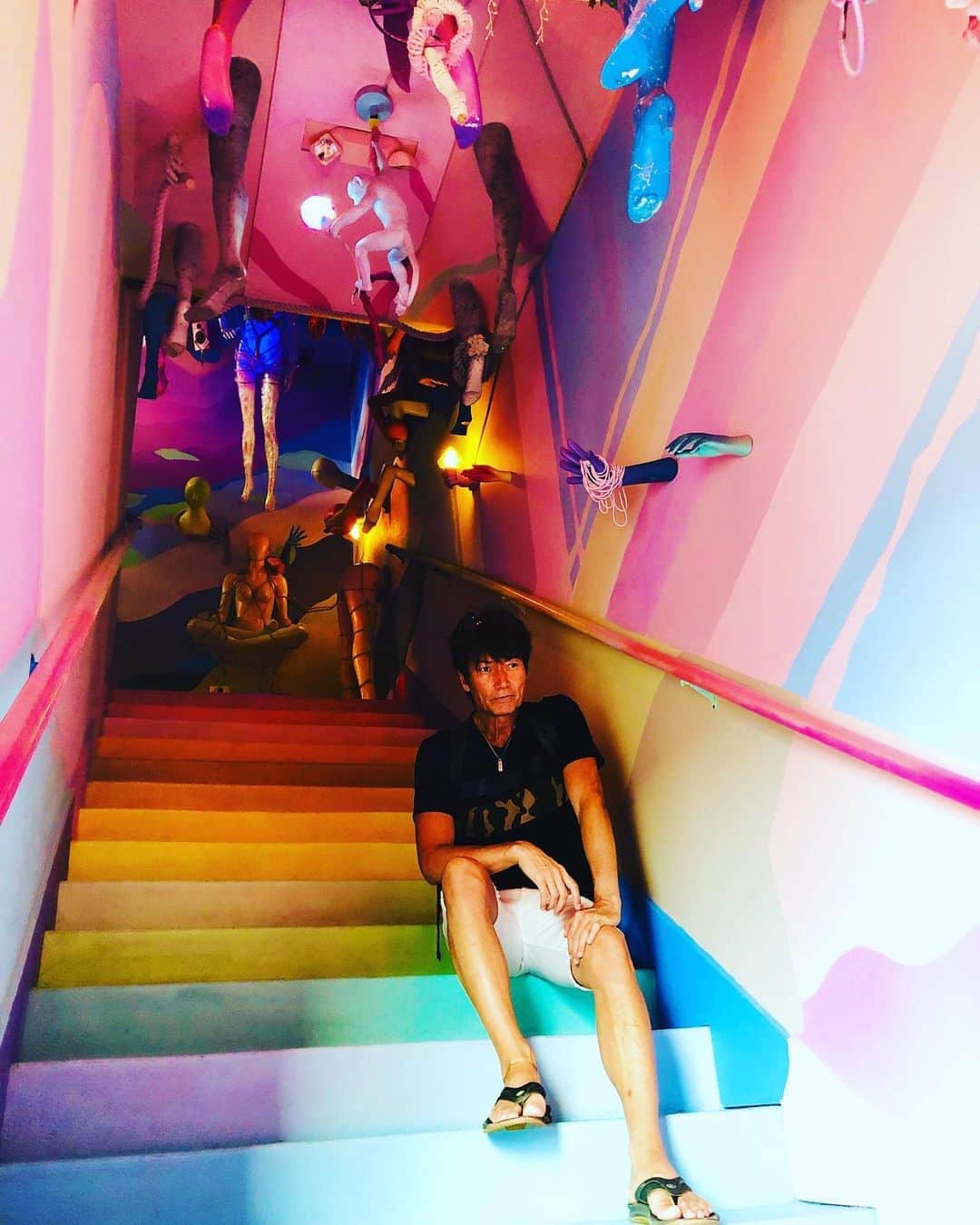 のインスタグラム：「階段の先… これ以上 行く勇気が…斬新すぎる #アート過ぎる家具 #アート過ぎるインテリア #沢山のサプライズ #強烈なインパクト #楽し過ぎる空間 #斬新 #家具 #インテリア #雑貨 #thefactoryla #art #furniture #interior #la #lalife #lastyle #ladesign #マイケル富岡 #俳優 #タレント #まるでミュージアム #shitineed #actor #actorslife #アート #芸術 #generalamericanhome #love #usa #california」