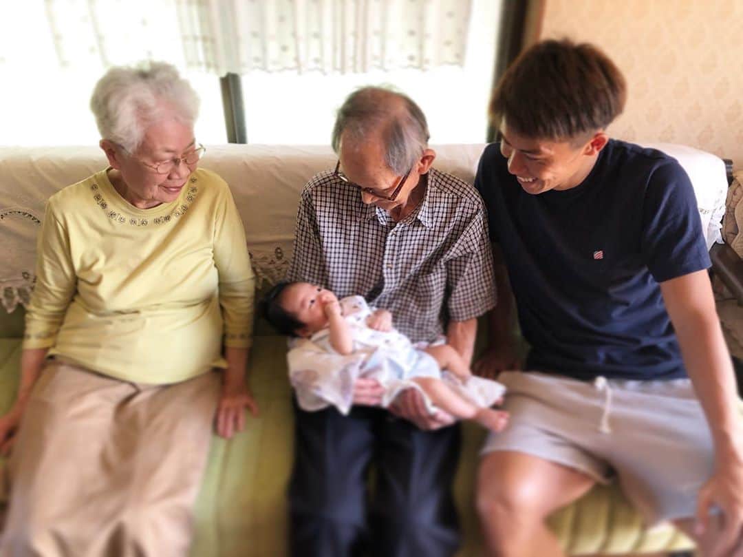 太田宏介のインスタグラム：「『今日は敬老の日』 息子を連れて、祖父母の家へ！ ひ孫との初対面に喜んでくれました！ いつもありがとう🧓🏻👵🏻 #敬老の日  #ありがとう  #太田宏介」