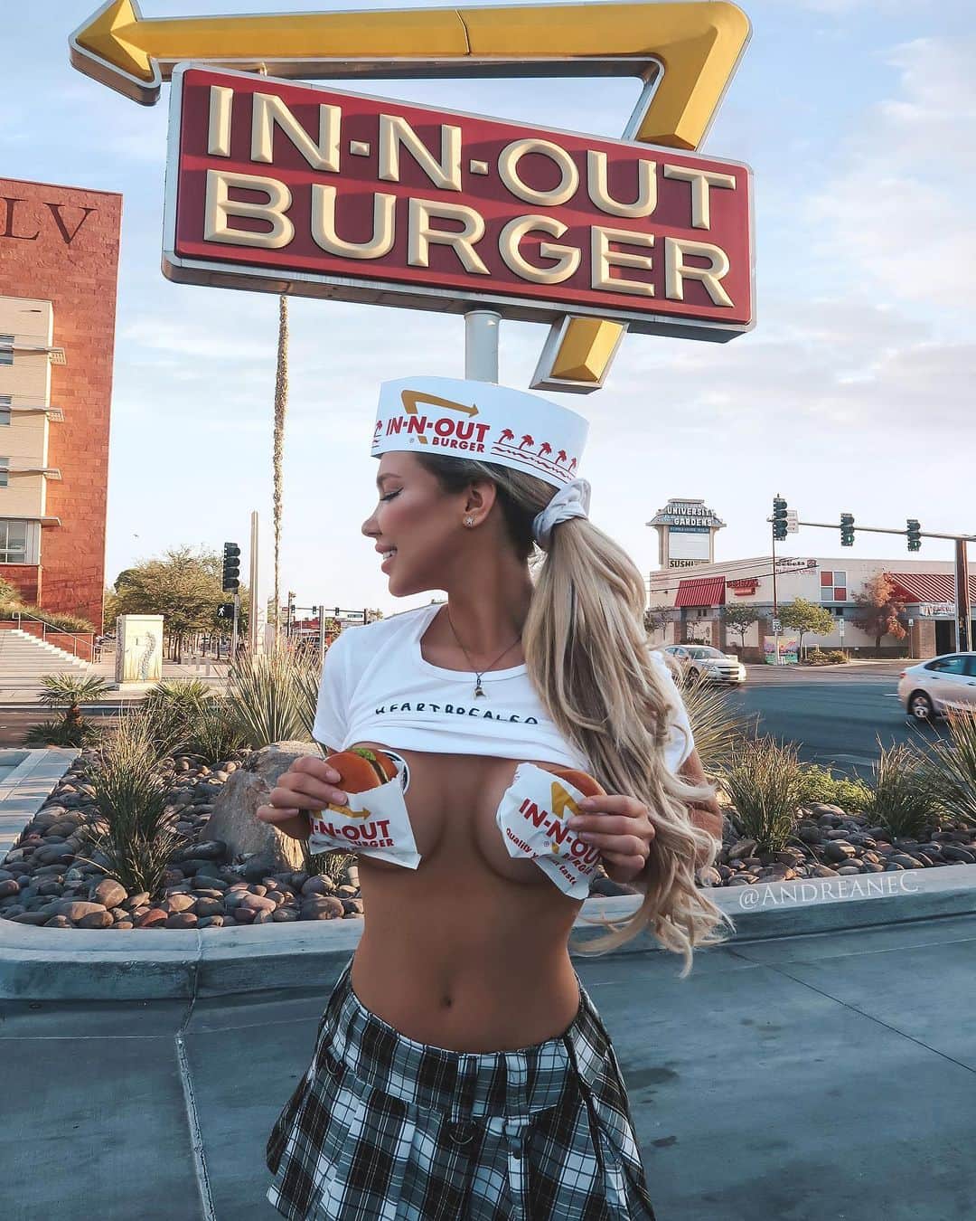 Andreane Chamberlandさんのインスタグラム写真 - (Andreane ChamberlandInstagram)「Got a new job and got fired real quick ! haha 🍔🍔 just kidding! 😜 #innout #innoutburgers #innoutburger」9月16日 22時12分 - andreanec