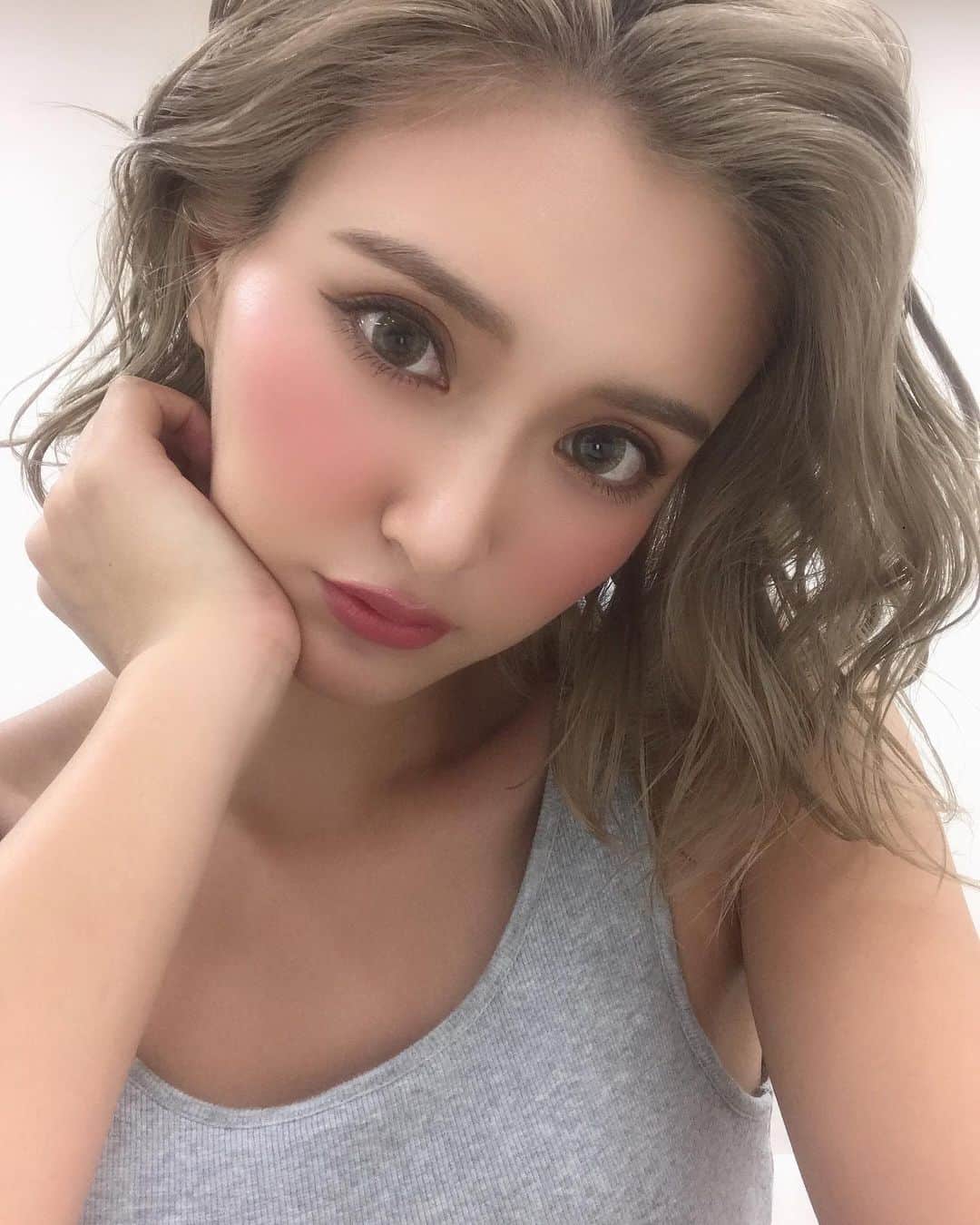のインスタグラム：「9.19（木）21:00-《LiveMe》 60分間生配信するよ📱 ぜひ見てね😚🤲 @livemejapan 今回で最後の配信になるので、 絶対に見に来てほしいです😭❤️ ． 質問やプレゼントなど みんなが参加することができるLiveなので 楽しみにしてます！ ． LiveMeではライブ配信者(ライバー)に 贈ることのできるプレゼントアイテムがあります💐 贈ったプレゼントアイテムの合計ポイントが多い トップ３の方には、私の直筆サイン入りの メッセージカードをプレゼントです💌 ． ライブ内で出題するクイズに一番に正解した方には サイン入りチェキをプレゼント📸 ． お時間ある方は是非のぞきにきてね✨ ． ダウンロードは無料 CYBERJAPAN DANCERS ios➡︎ https://goo.gl/psb0Ck アンドロイド➡︎ https://goo.gl/LCBXkW ． #cyberjapan #cyberjapandancers #liveme #生配信 #ライブ配信」