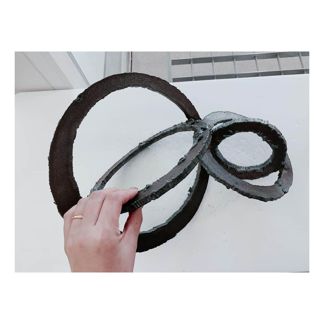 庄村奈津美さんのインスタグラム写真 - (庄村奈津美Instagram)「⛰ #霧と山展  とってもカラフルな作品。 実は、これ…🤫 いい香りがして驚きました🥳 ・ 手で持つと重くて硬い鉄が 青木さんの手にかかると なんだかしなやかで繊細なものに。 ・ 展覧会はいよいよ23日まで🌳 ・ ・ #霧島アートの森 #青木野枝さん #鉄の彫刻家 #芸術にふれた日」9月16日 22時17分 - shomura_723