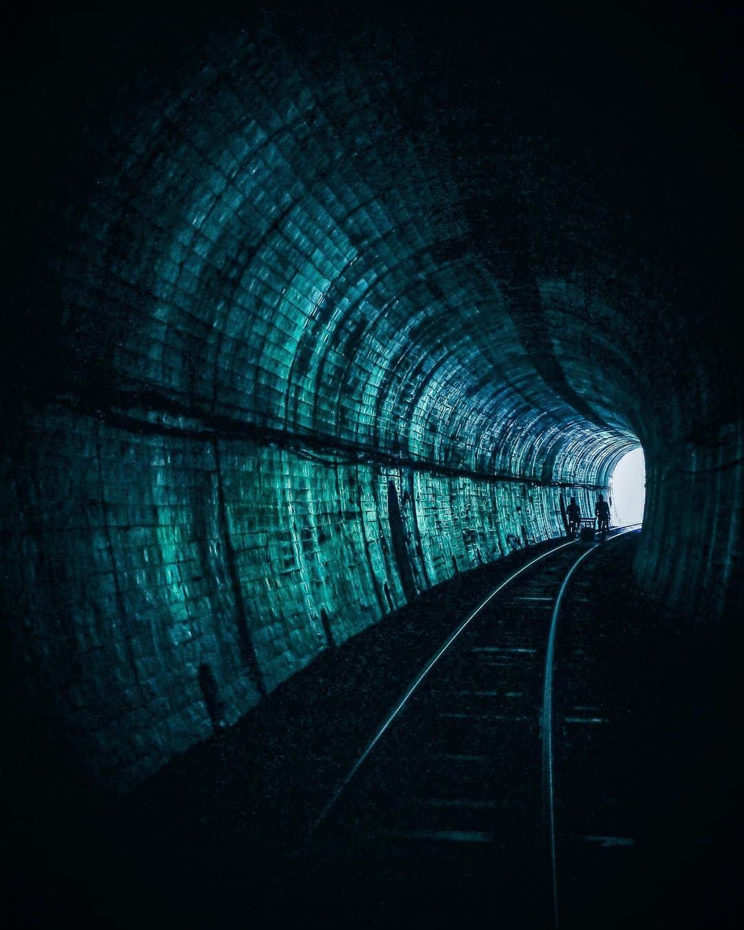 s_shoheyのインスタグラム：「. Blue tunnel .」