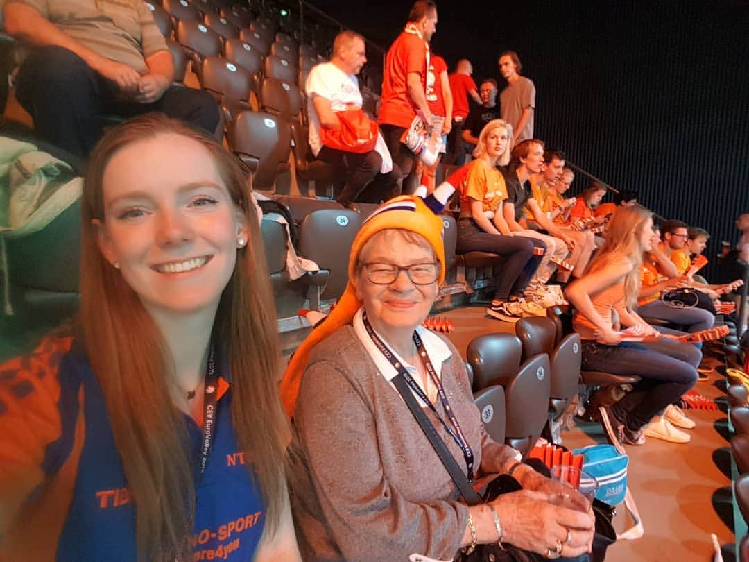 ブリット・エールラントさんのインスタグラム写真 - (ブリット・エールラントInstagram)「Went with my grand mother to the Europeans of Volleybal. Made a special memorie, where we both were very happy! #teamnl🇳🇱 #ekvolleybal  dankzij: @rotterdamtopsport Link in bio for the podcast!」9月16日 22時30分 - britteerland