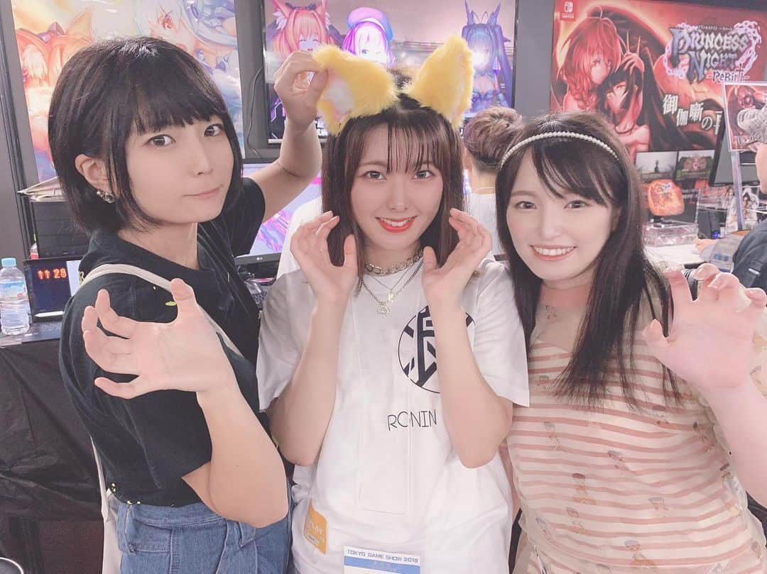 乃木蛍さんのインスタグラム写真 - (乃木蛍Instagram)「2019.09.15 TGS 東京ゲームショウになずな先生(@nazuna_nonohara )と 遊びに行って こーひーちゃん(@koizumi_hinata )に会ってきた☺️☺️ . . . アイドル好きやコンカフェ好きが前に出てますが、 ゲームも実は大好きです ゲームショウは何だかんだ毎年楽しみにしてるイベント！ . . ゲームショウに向けてペルソナフェスのTシャツで行ったよ😎 ゲームじゃないけどまどマギのキーボードみてニコニコになったり 物販色々買えたり楽しかった☺️ フィギュアの写真はたくはんとったけど、 自分の写真をあまり撮ってませんでした( ◜ω◝ )反省 . . . そのあと5階にご帰宅を一緒にしてから解散して 6階にご帰宅したよ すごく眠くて疲れた顔してたから何人かに 「お疲れ様」「眠そう」「疲れた顔してる」 って言われてそうだよなあってなった😅😅 . . 今までゲームショウはコスプレ参加してたので 一般参加は非常に新鮮で楽しかったな また来年もいくぞい😇😇 . . . . . . . #S1 #エスワン #AV女優 #sexyactor #乃木蛍 #乃木螢 #東京ゲームショウ2019 #tgs2019 #TGS #ATLAS #CAPCOM #ペルソナ #monsterhunter #MHW #playstation4 #playstation #ゲーム #🎮 #好きなゲームは  #須田ゲー と#CAPCOM #初めてしたゲームは鉄拳」9月16日 22時26分 - hotarunogi