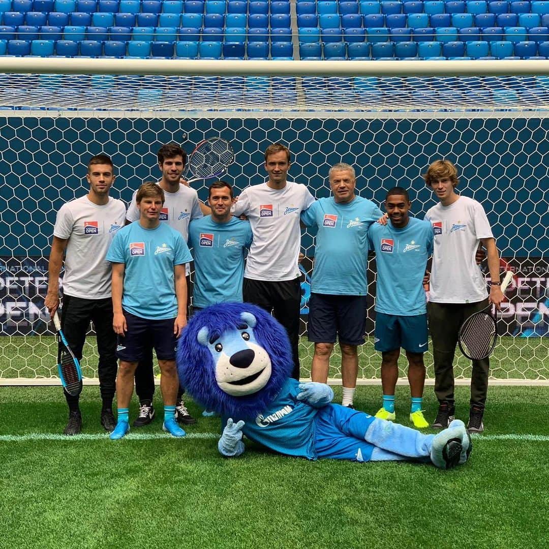 ダニール・メドベージェフのインスタグラム：「Amazing experience with @zenit_spb Had a chance to score a goal ⚽️ 🥅 🤣 // Крутая возможность побывать на стадионе @gazpromarena Спасибо @zenit_spb Даже забил гол в ворота⚽️🥅🤣」