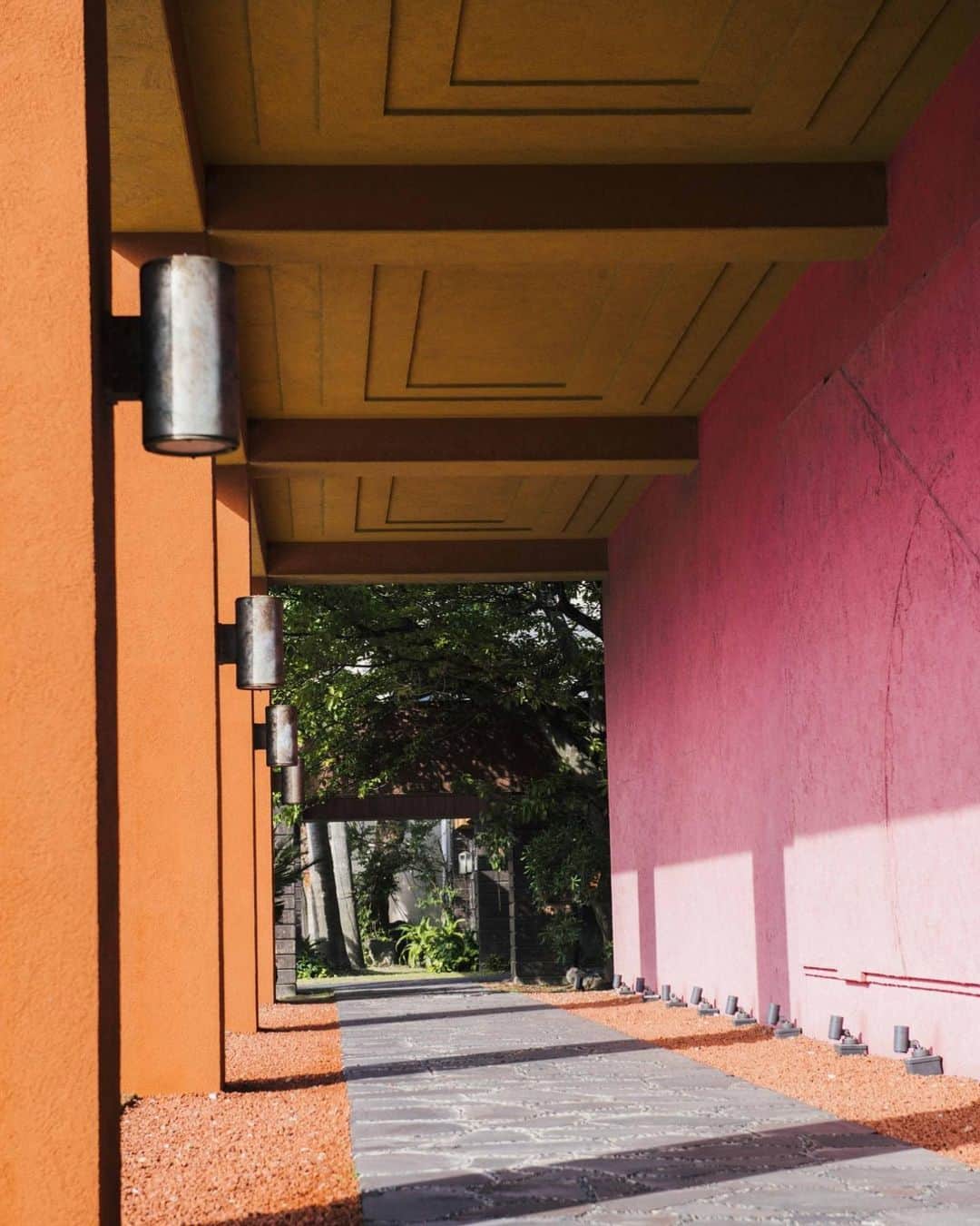 THE LUIGANS Spa&Resortさんのインスタグラム写真 - (THE LUIGANS Spa&ResortInstagram)「* マリンワールドに向かう途中にあるピンク色の壁は人気のフォトスポットです #luigans #theluigans #resort #resorthotel #ルイガンズ #マリンワールド #海の中道海浜公園 #壁 #pink #photospot」9月16日 22時37分 - theluigans