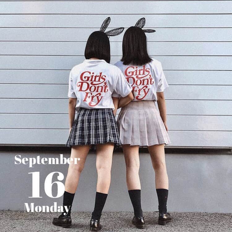 のインスタグラム：「#文化祭﻿ ﻿ 日付けスタンプで﻿ その一瞬を残そう📸﻿ ﻿ 私たちの青春🌈﻿ #クラスTシャツ 👚💗﻿ ﻿ #snowcam #snowアプリ #instagood #l4l #instalove #フィルター #青春フォトグラフ #コーデ記録  #今日のコーデ #インスタ加工 #今日の記録 #映え #お洒落さんと繋がりたい #双子コーデ #ootdfashion #ootd #文化祭tシャツ #文化祭コーデ #文化祭ヘアー #クラt #文化祭 #jkブランド #bff」