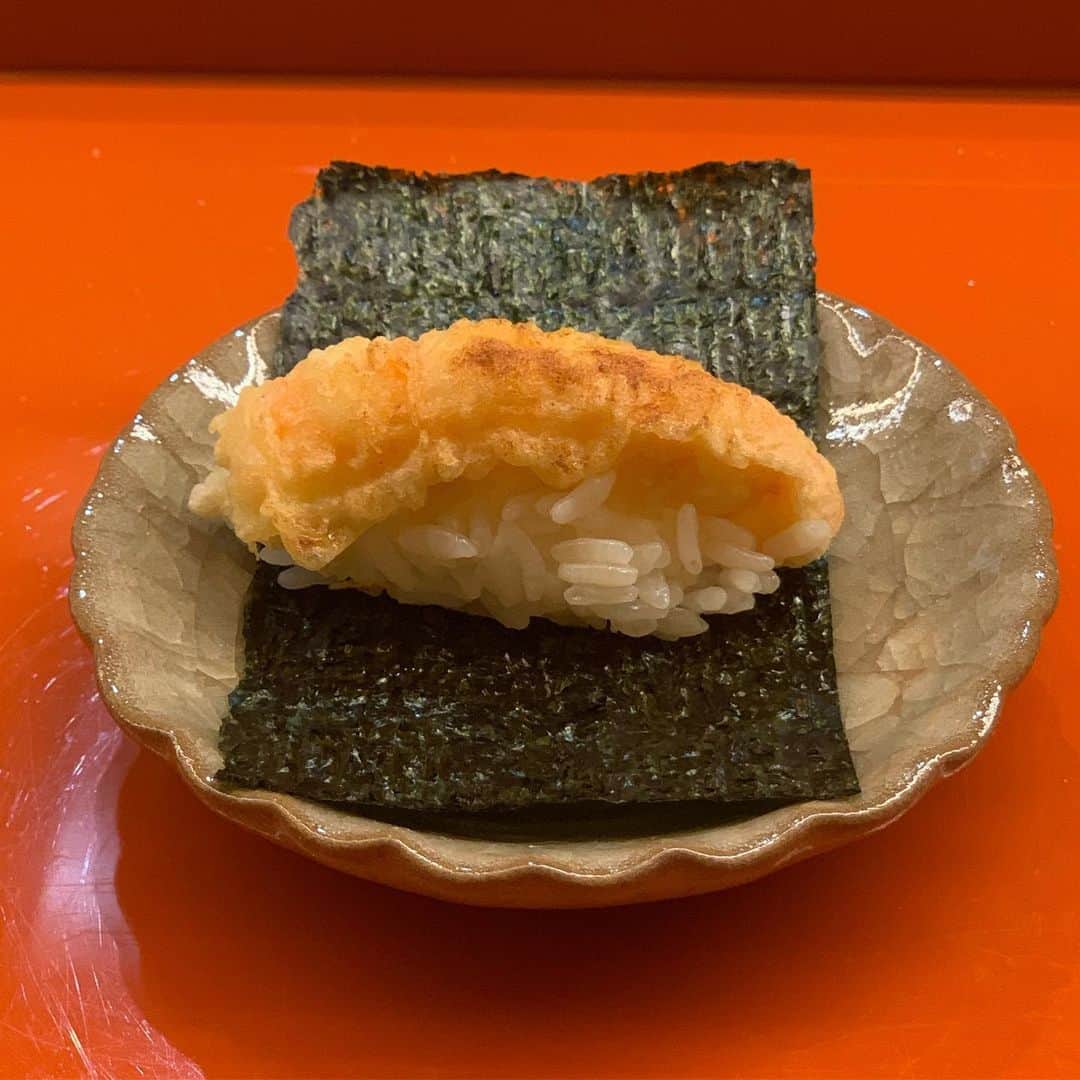 Masayasu Moritaのインスタグラム：「#天むす #天ぷら #海老 #tempura #sushi #くすのき #kusunoki #四ツ谷グルメ #tokyo #東京 #もりたま飯 #foodie #foodgasm #foodphotography #foodstagram #美食 #delicious #tasty #instafood #グルメ #food #yummy #foodporn #デリスタグラマー #グルメな人と繋がりたい #天ぷら好きな人と繋がりたい」