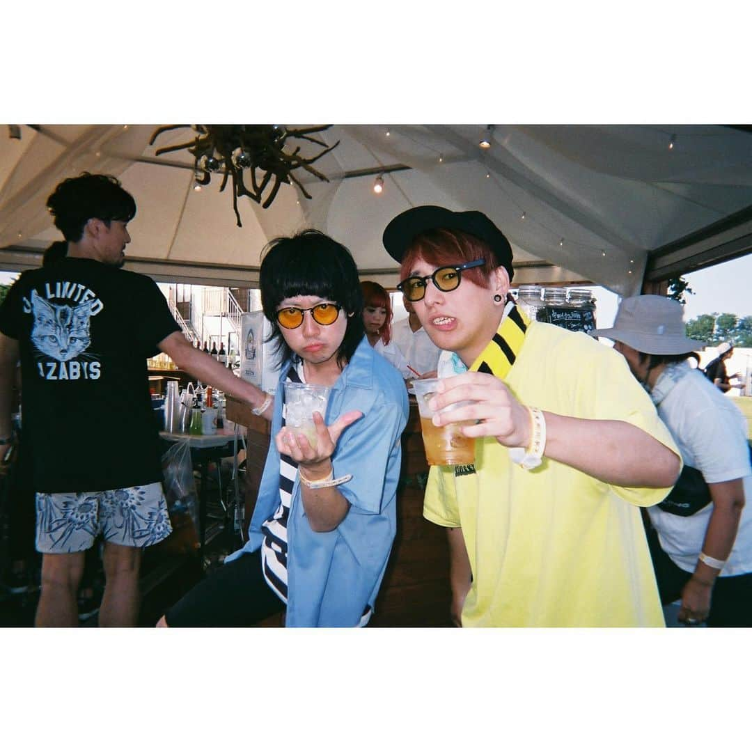 白山治輝さんのインスタグラム写真 - (白山治輝Instagram)「写ルンです現像した。夏の思い出シリーズ。 登場人物多め。いい写真🤳  #brianthesun  #theoralcigarettes  #04limitedsazabys  #haloat四畳半  #ハルカミライ #agefactory  #ヤバイtシャツ屋さん  #ジラフポット」9月16日 22時49分 - harukithesun