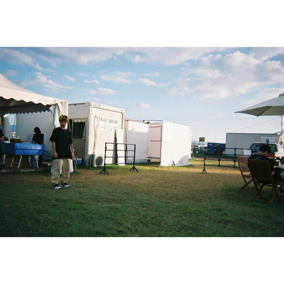 白山治輝さんのインスタグラム写真 - (白山治輝Instagram)「写ルンです現像した。夏の思い出シリーズ。 登場人物多め。いい写真🤳  #brianthesun  #theoralcigarettes  #04limitedsazabys  #haloat四畳半  #ハルカミライ #agefactory  #ヤバイtシャツ屋さん  #ジラフポット」9月16日 22時49分 - harukithesun