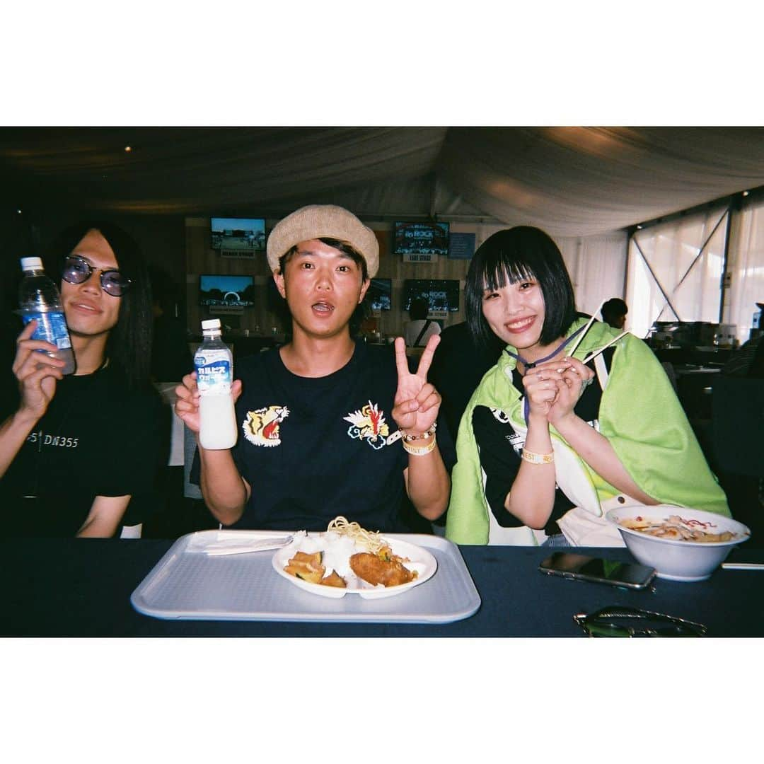 白山治輝さんのインスタグラム写真 - (白山治輝Instagram)「写ルンです現像した。夏の思い出シリーズ。 登場人物多め。いい写真🤳  #brianthesun  #theoralcigarettes  #04limitedsazabys  #haloat四畳半  #ハルカミライ #agefactory  #ヤバイtシャツ屋さん  #ジラフポット」9月16日 22時49分 - harukithesun